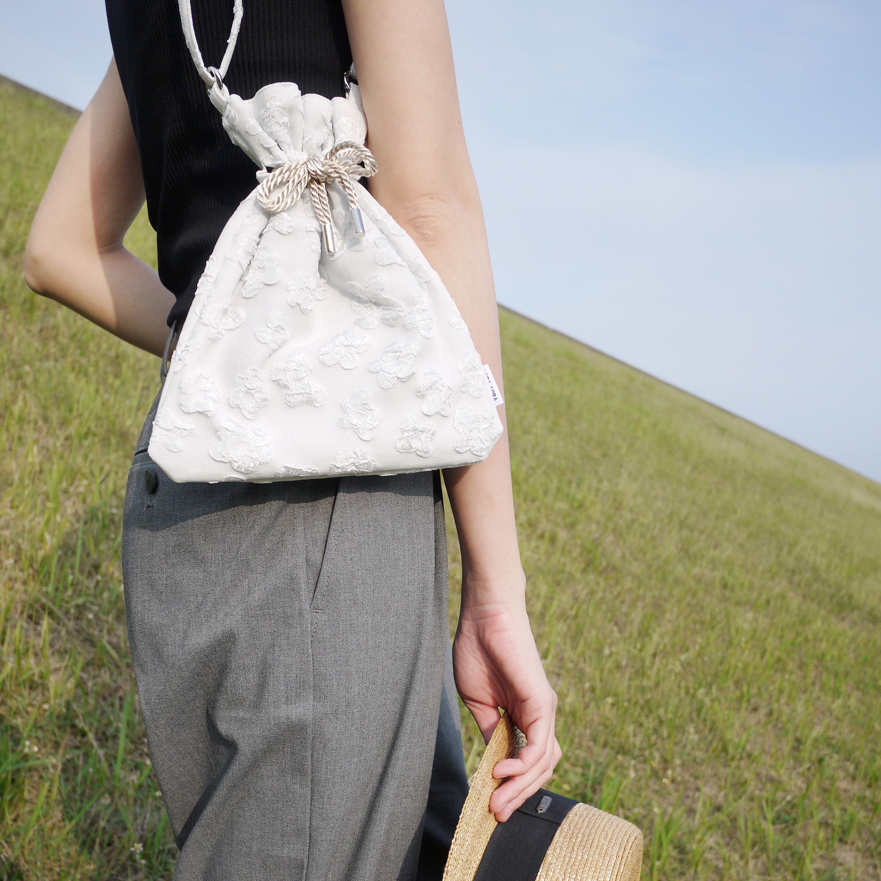 HIRA HIRA ✧ 斜角隨身包/波浪提花/2色