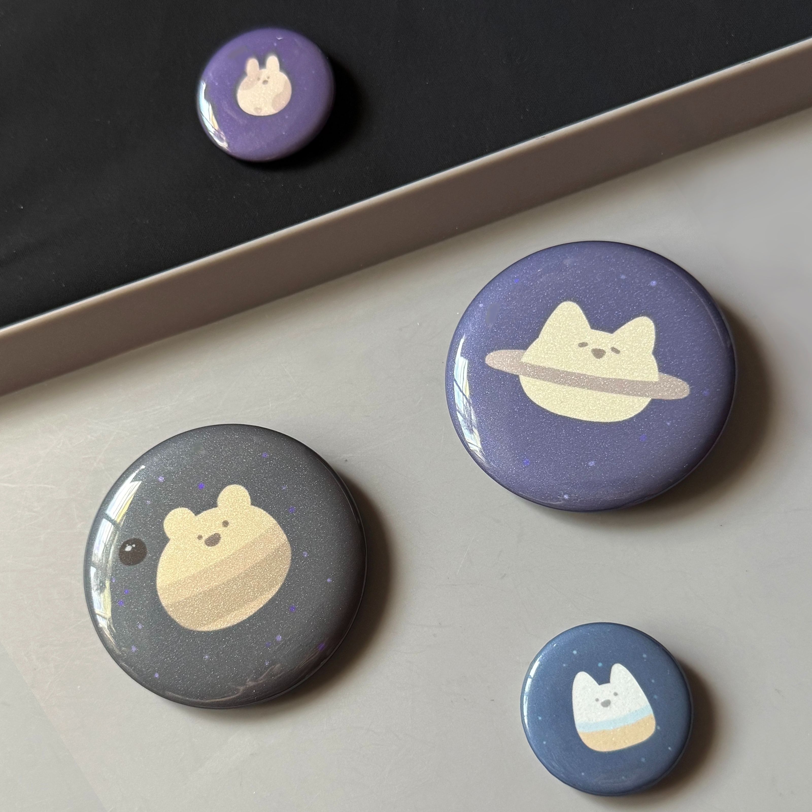 來點太空動物’亮面閃點徽章 /4款 ✦New