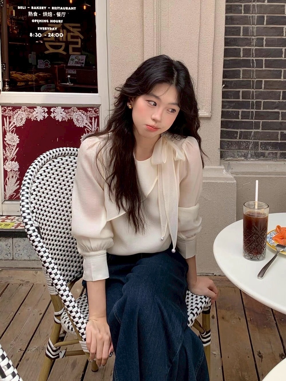 法式釘珠蝴蝶結天絲上衣