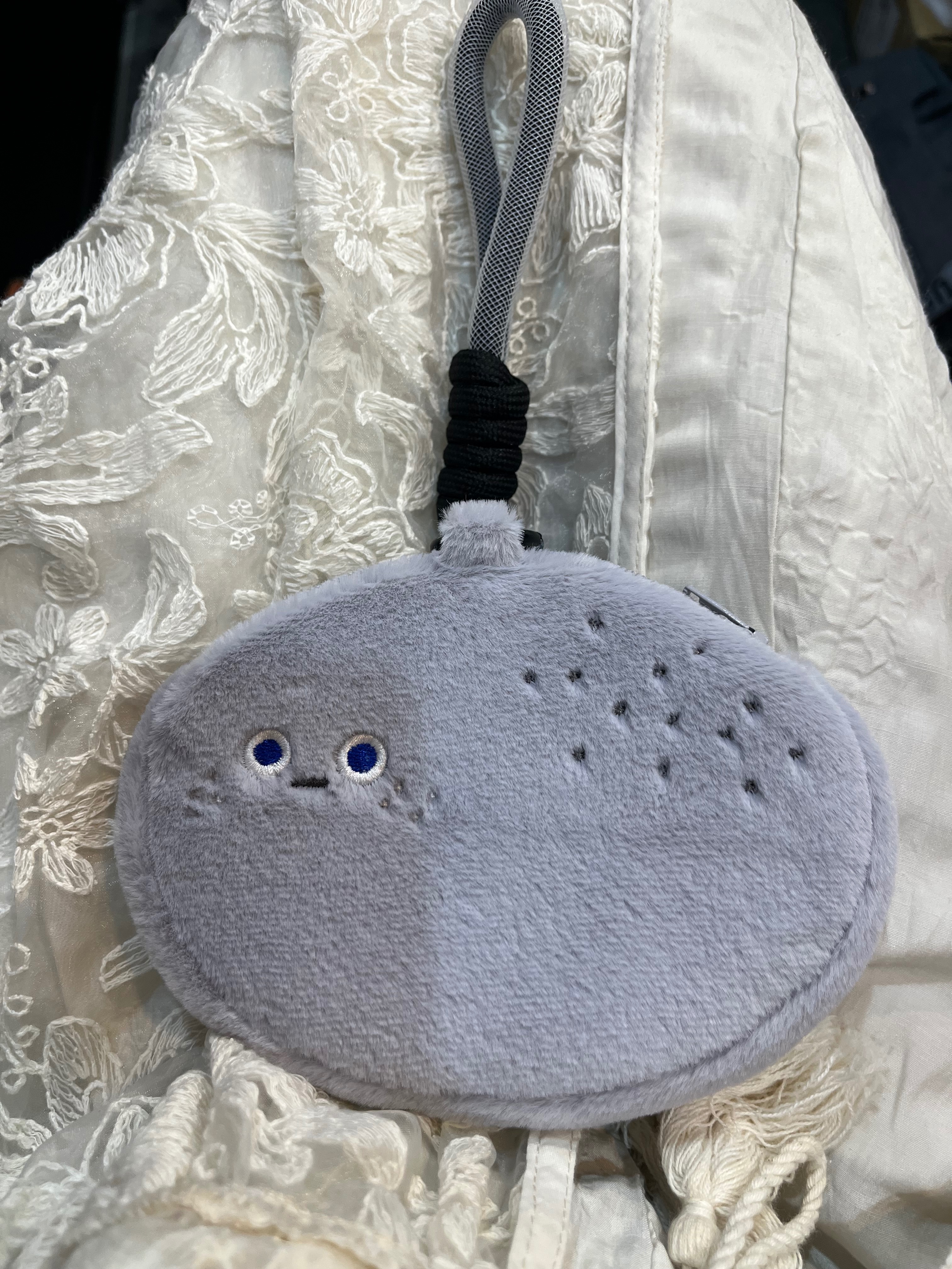 超實用毛毛石頭掛包