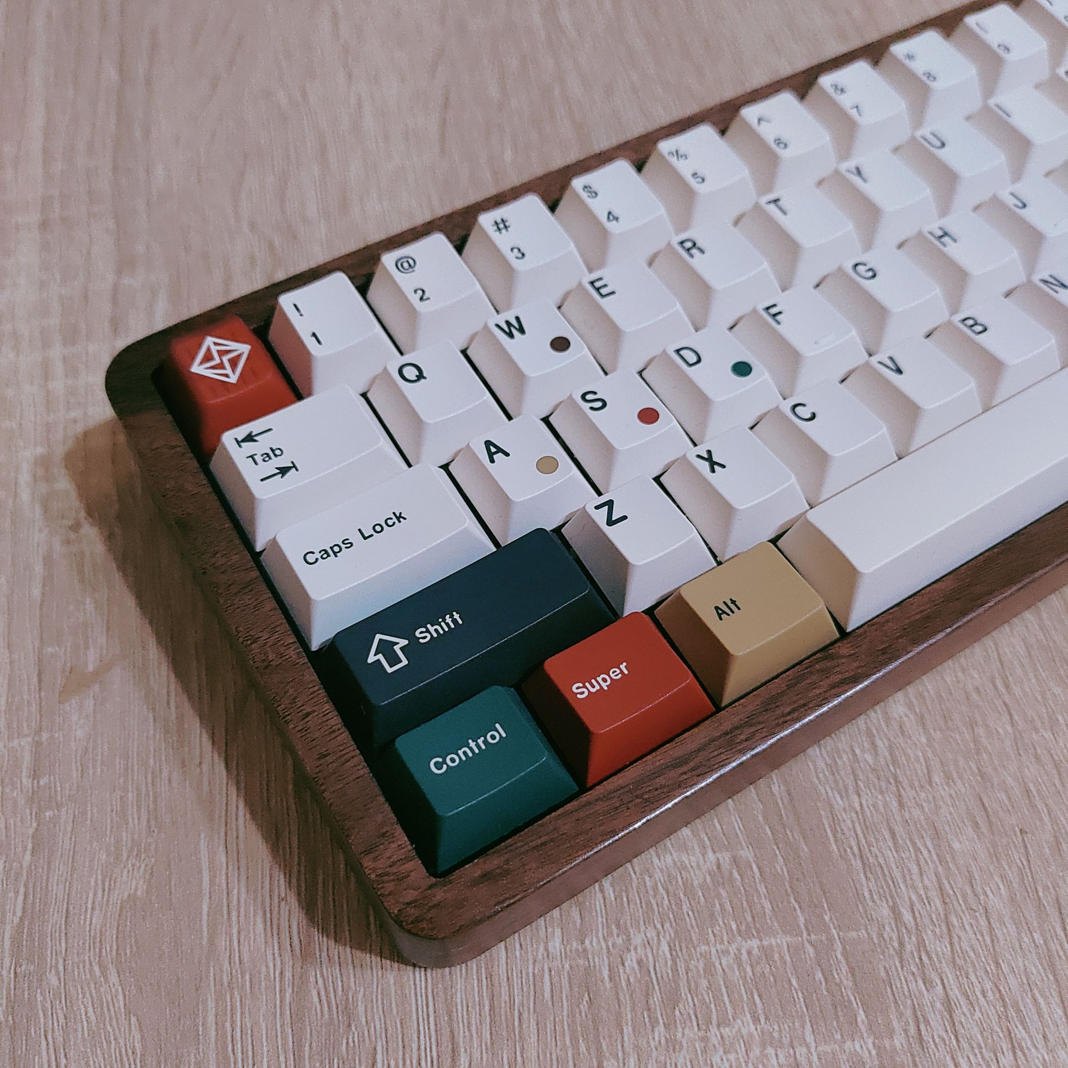 DAGK WOODPRO68 胡桃木三模 RGB 套件（無軸無鍵帽）