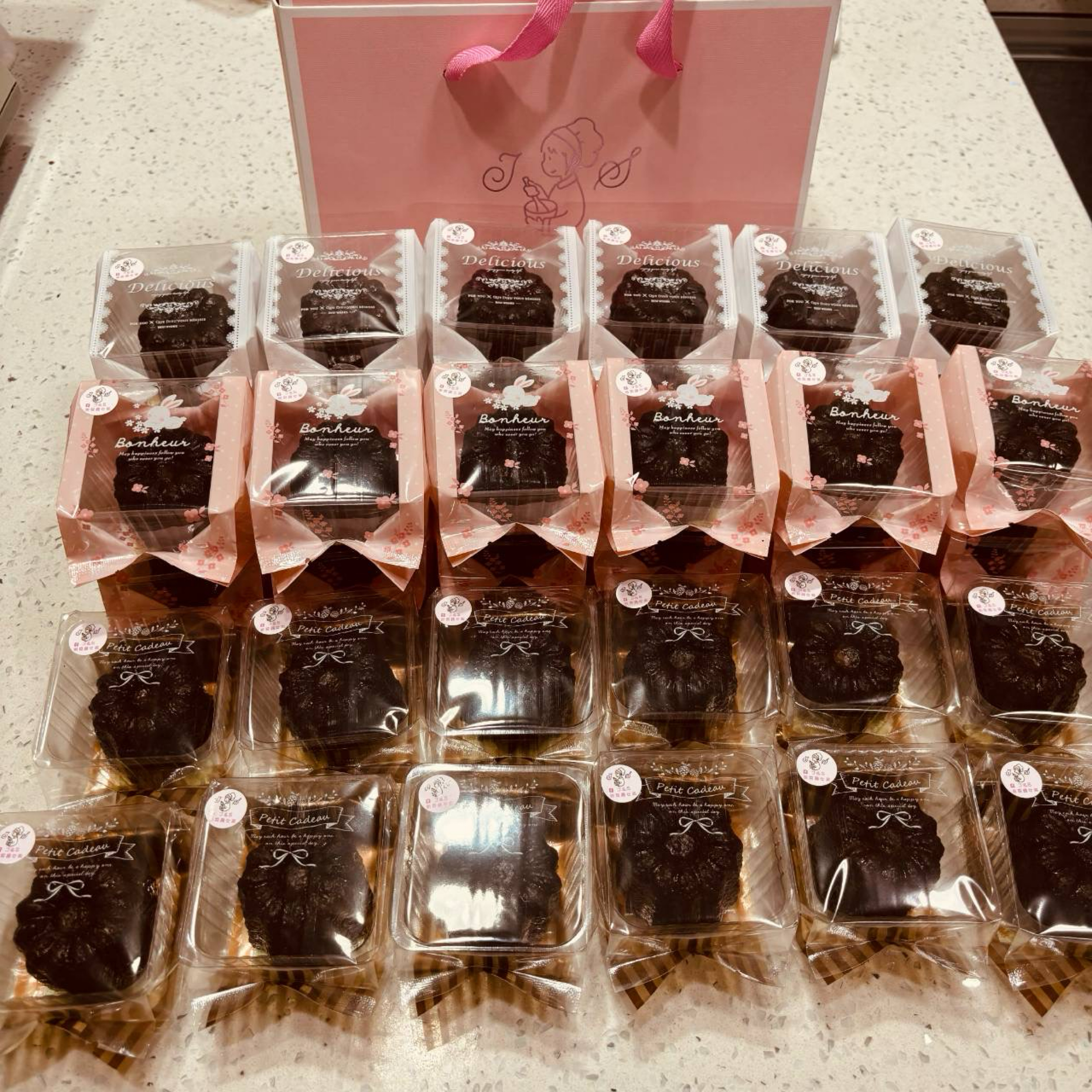 招牌酥脆甜度適中可麗露單包裝 只有包種茶沒有酒 現貨