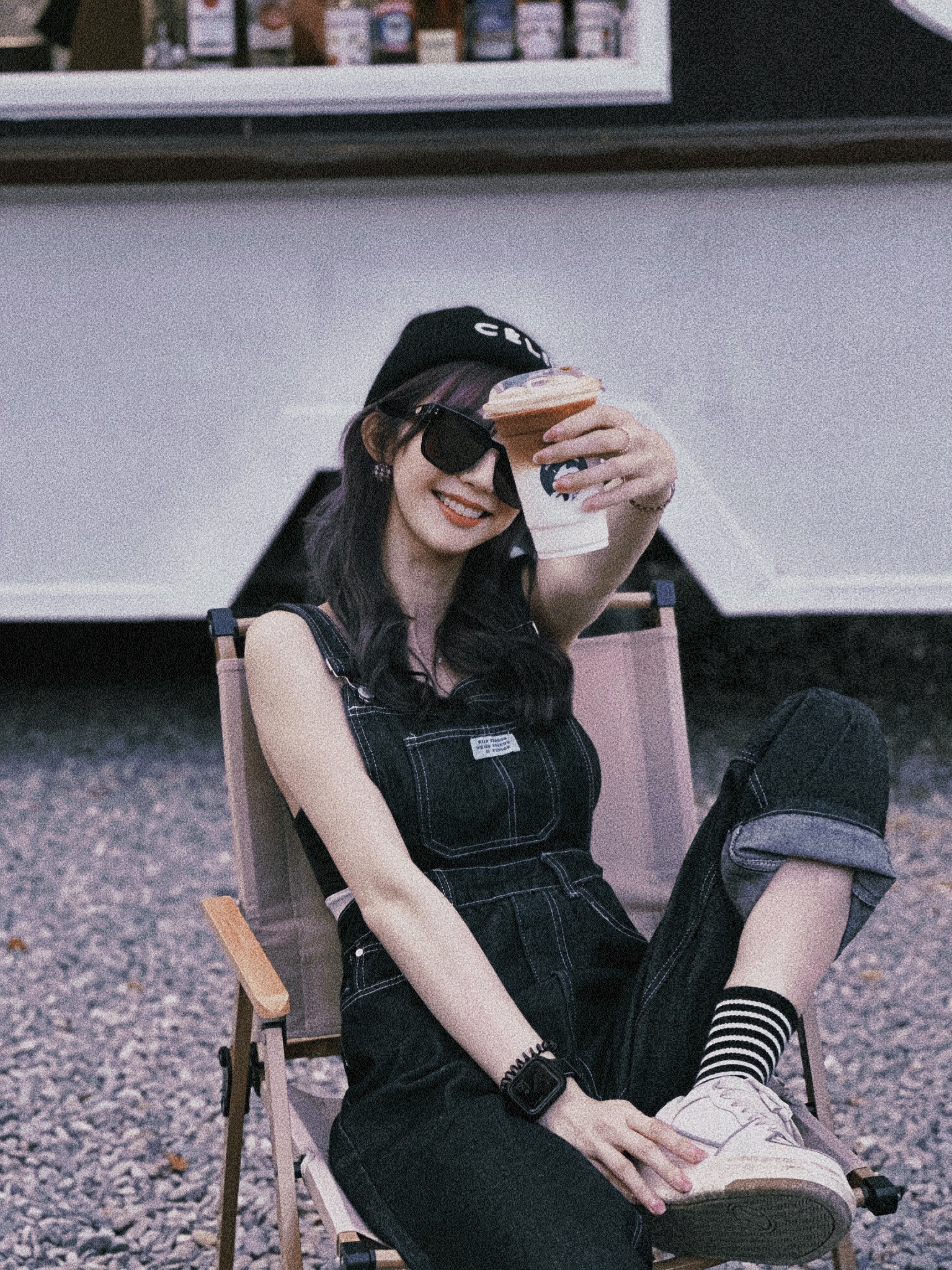 黑色牛仔吊帶褲