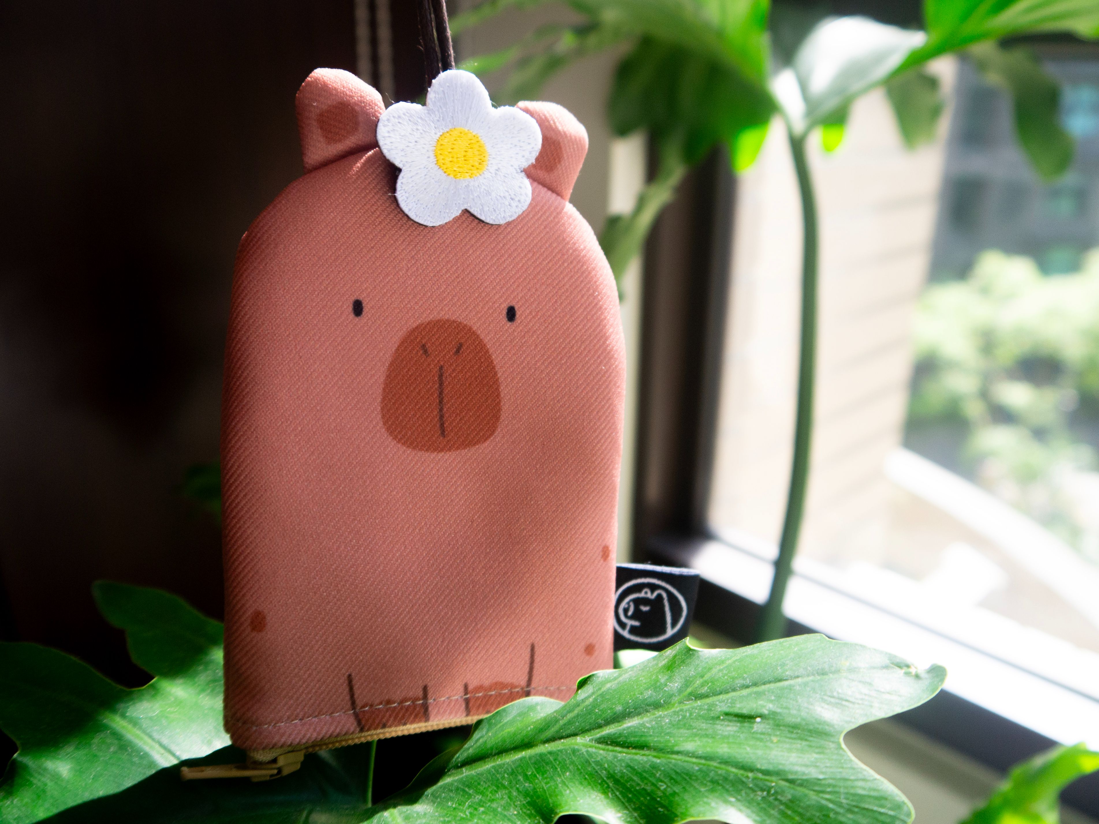 CAPYBARA 水豚店長 刺繡別針鑰匙包