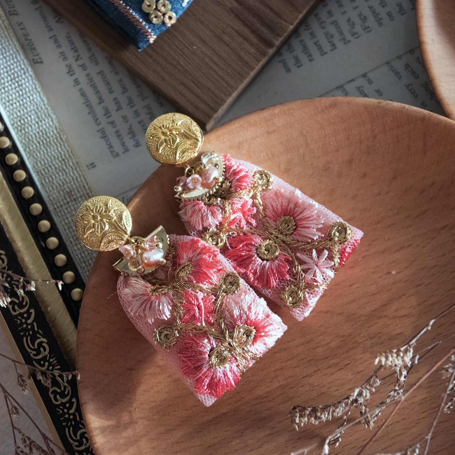 【刺繡緞帶系列】 粉紅色 搭配造型鈕扣 醫療鋼針 可改夾