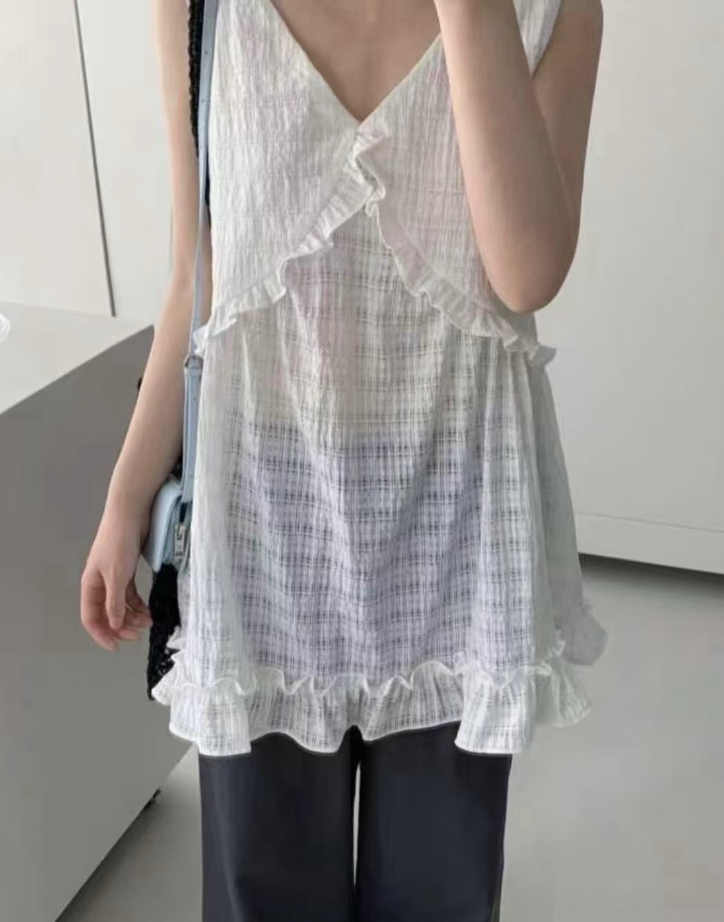 V領木耳邊拼接背心