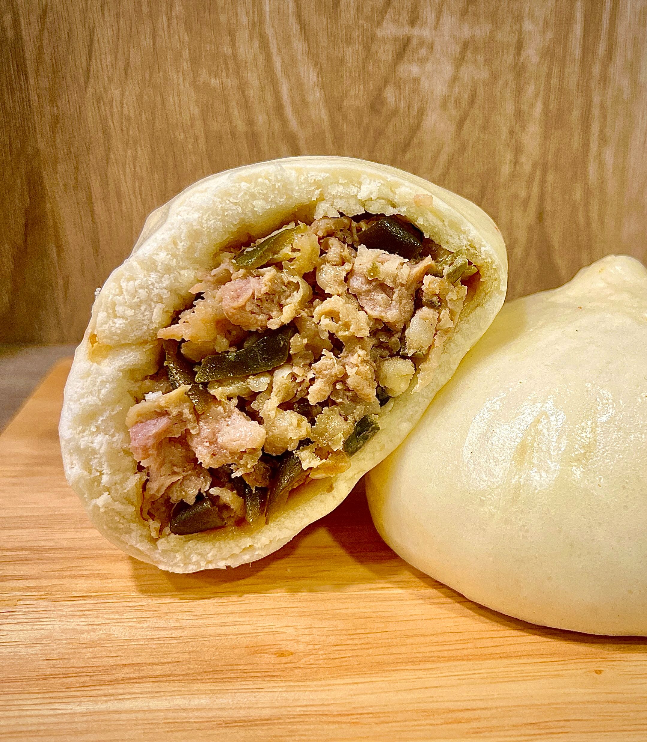 剝皮辣椒鮮肉包（一組三入）