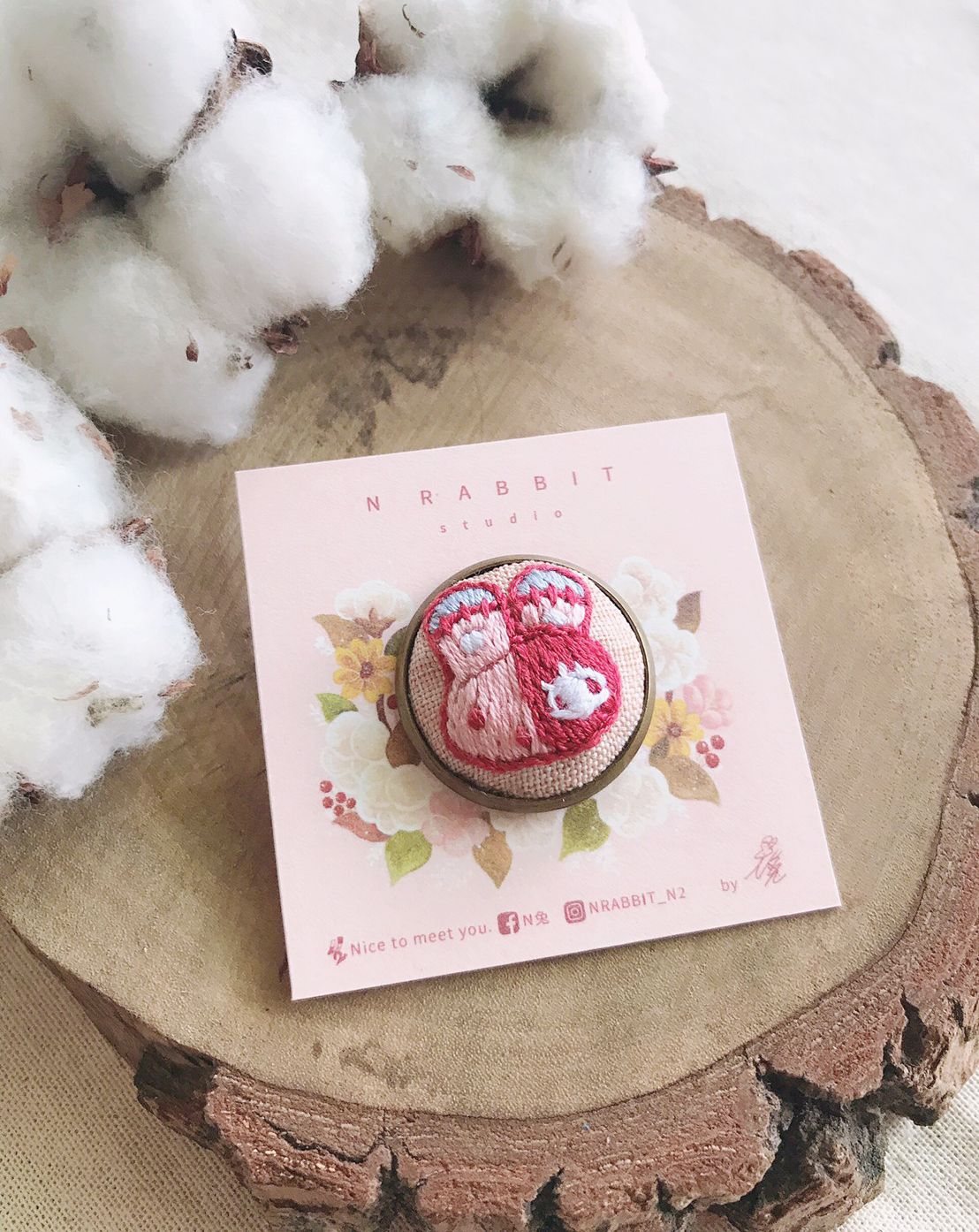 《N兔 studio》純手工刺繡小物-N兔鈕扣胸針別針
