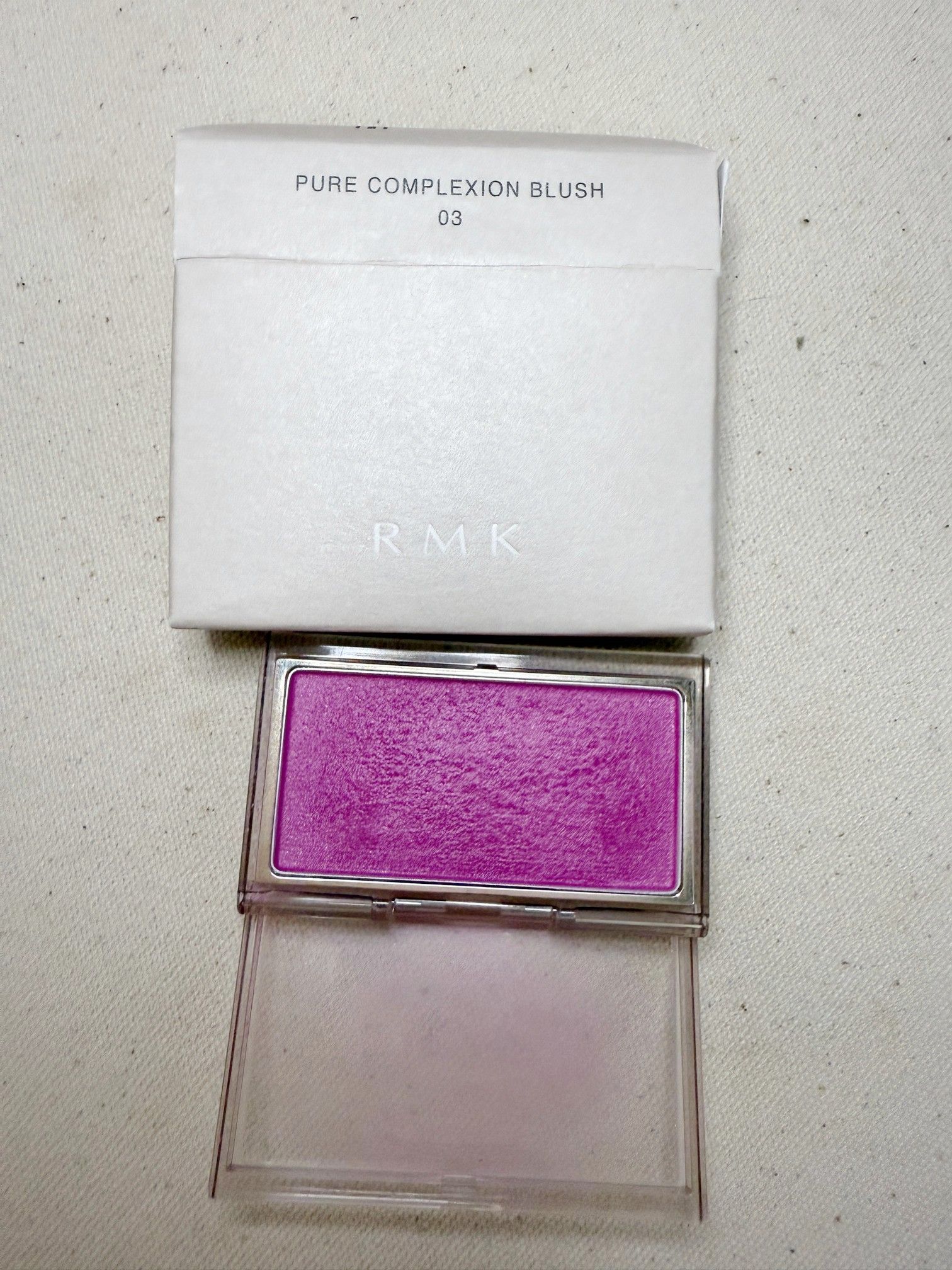 二手彩妝區。ADDICTION / RMK