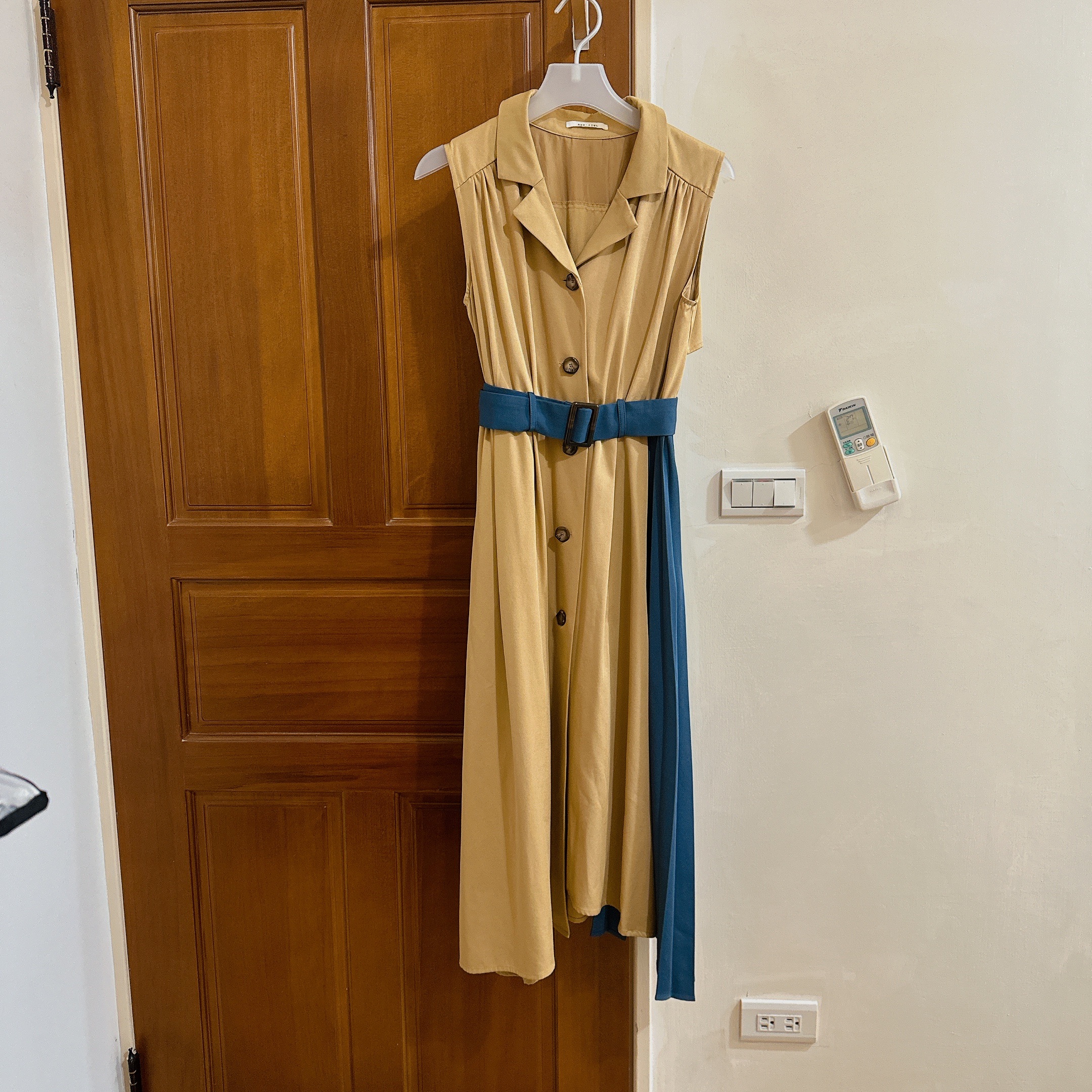 二手9成新 Redyazel 撞色附腰帶側百摺洋裝M 駝x藍