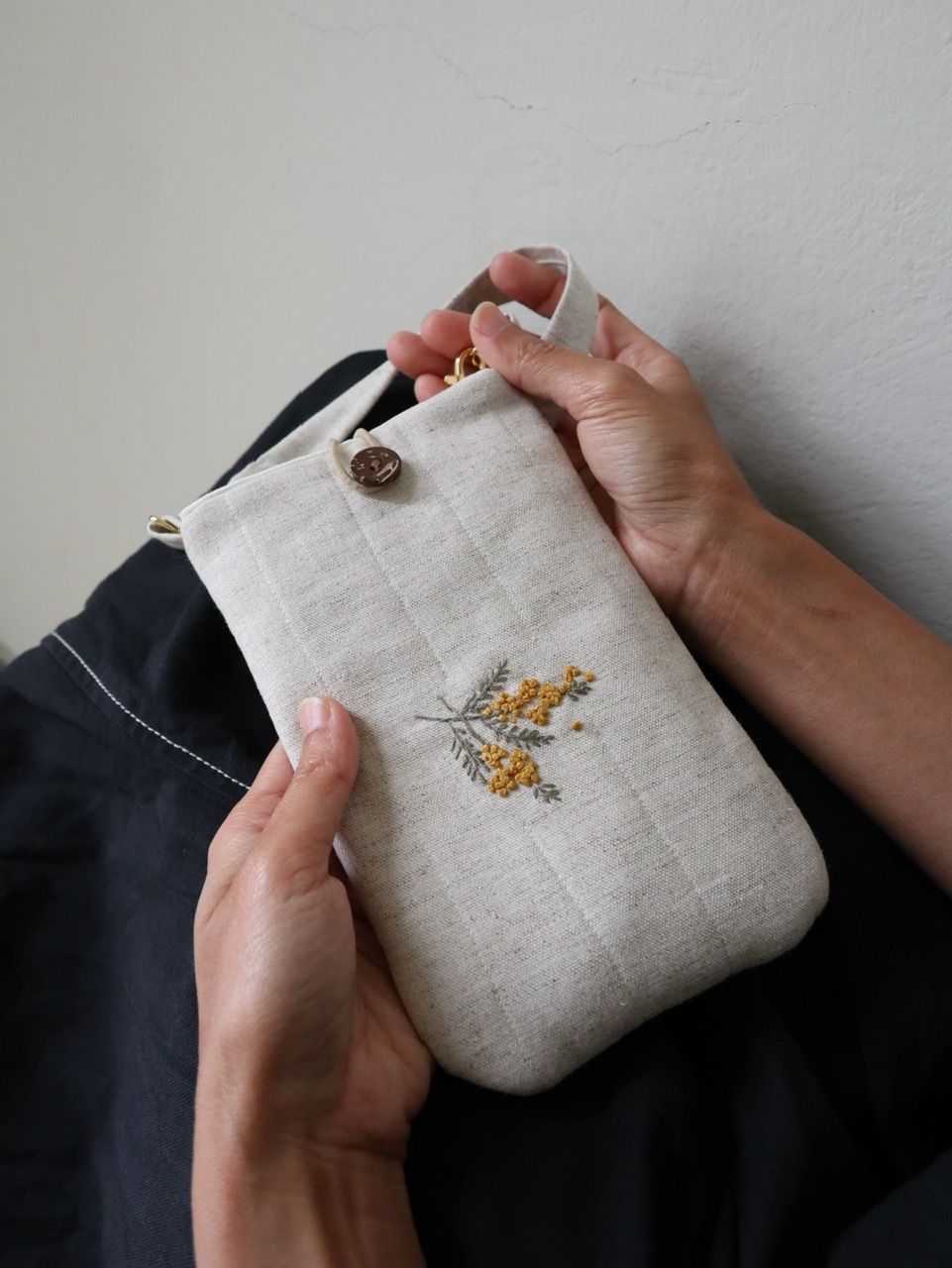 新款手刺繡手機包/手提/斜背/現貨