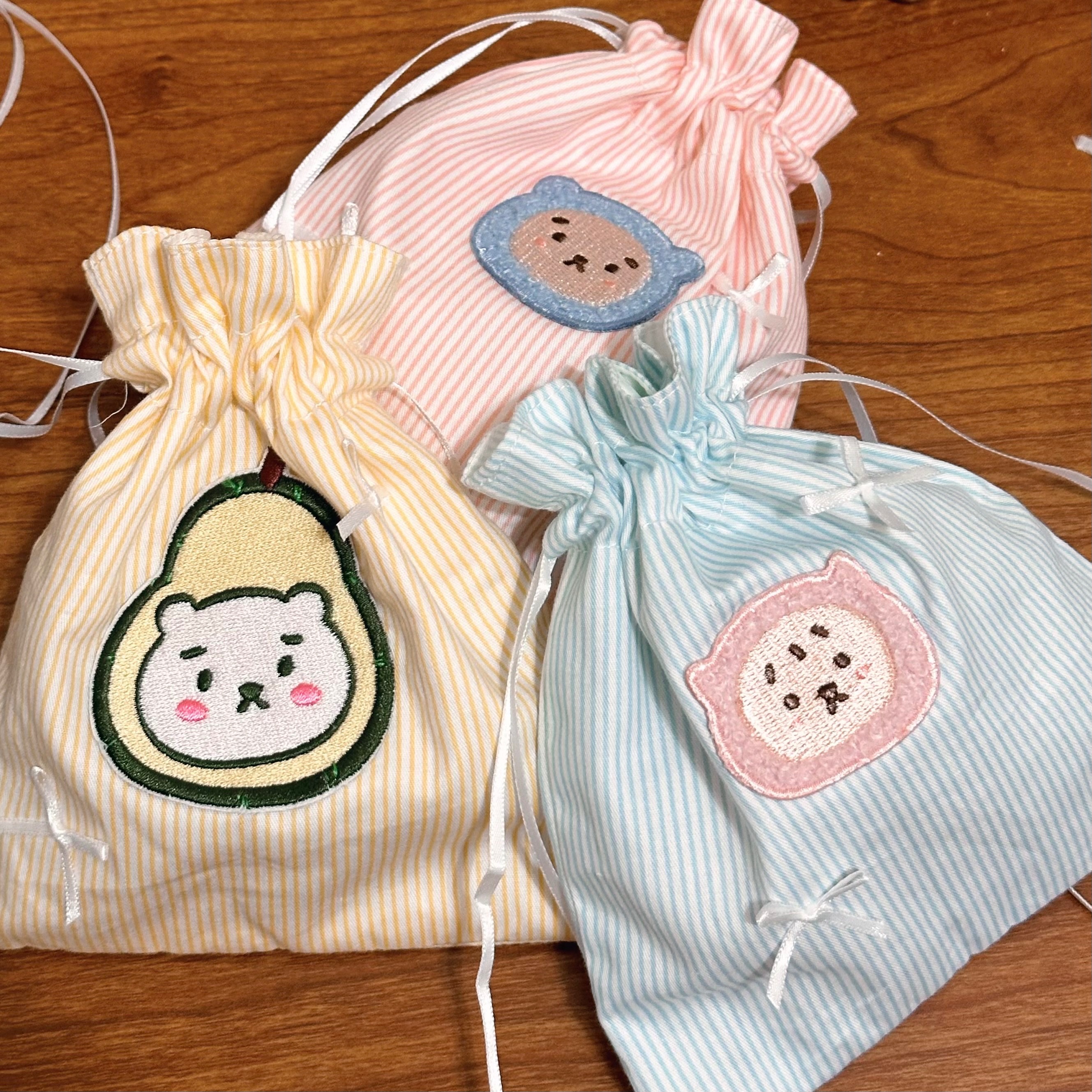 軟綿綿刺繡化妝包＆直條紋刺繡束口袋