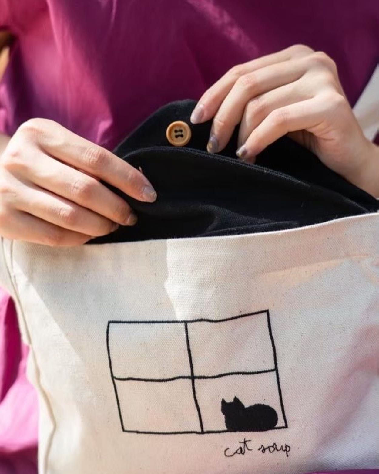 〔現貨在台〕泰國棉麻刺繡貓咪小屋肩背包 房子造型收納包 日本進口布料日系 泰國代購 文創選物 泰國文青選品