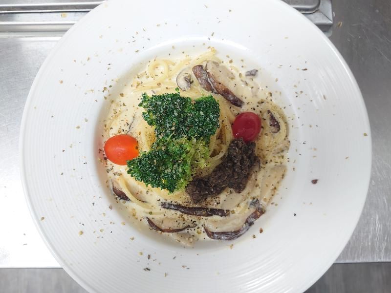 松露白醬義大利麵