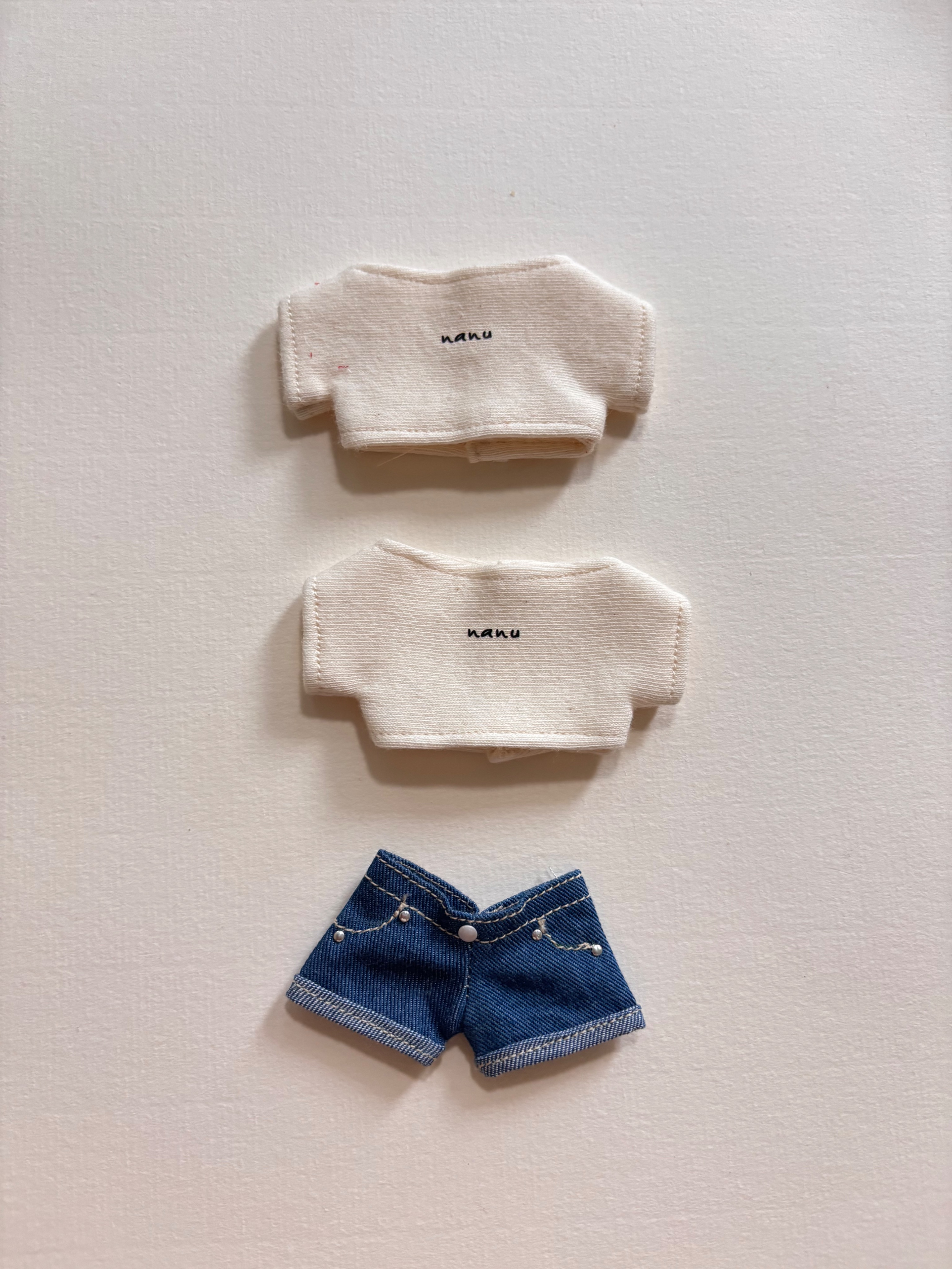 白色上衣、牛仔褲（10-12公分）