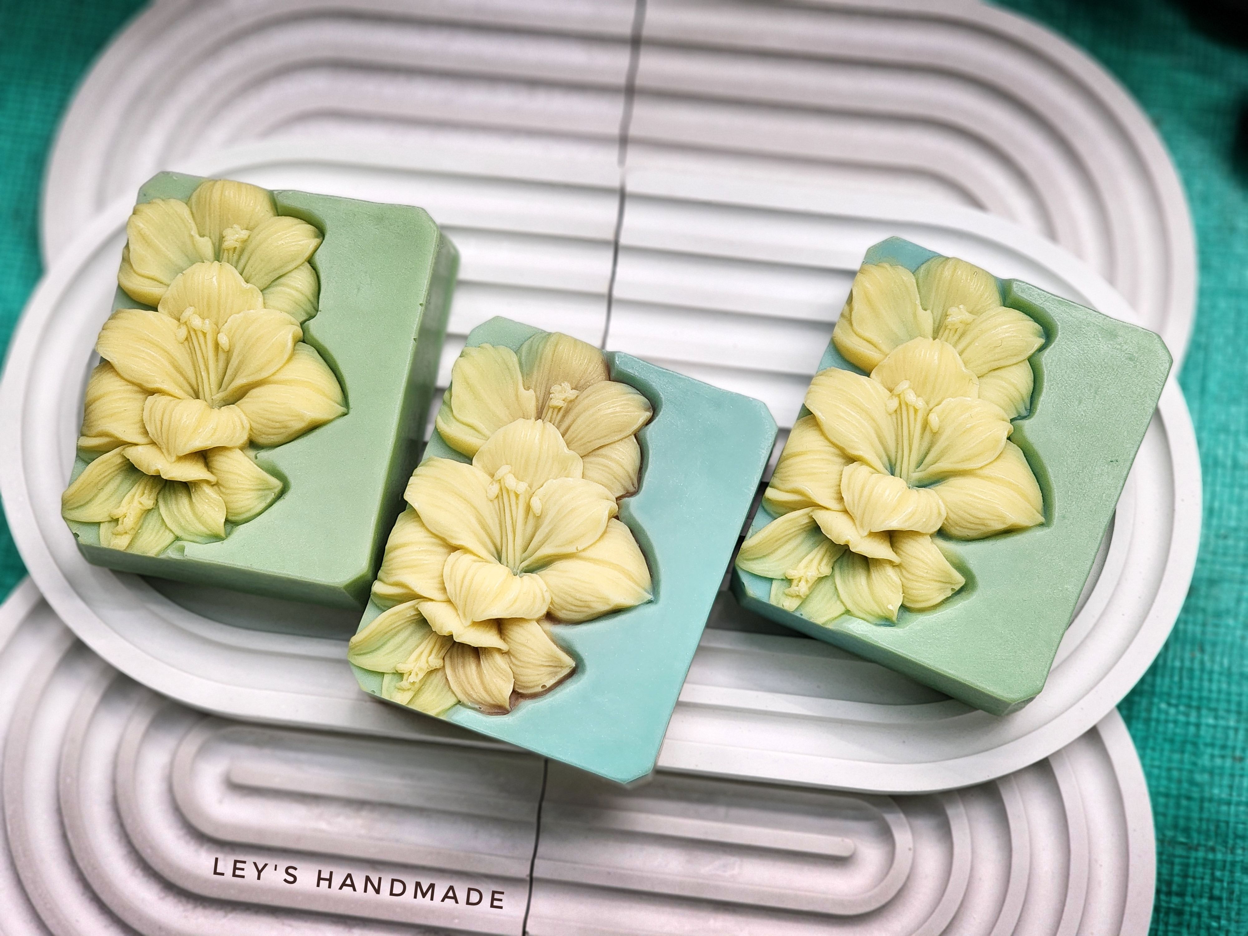 #156百合花填色​萬用皂三入（295g）