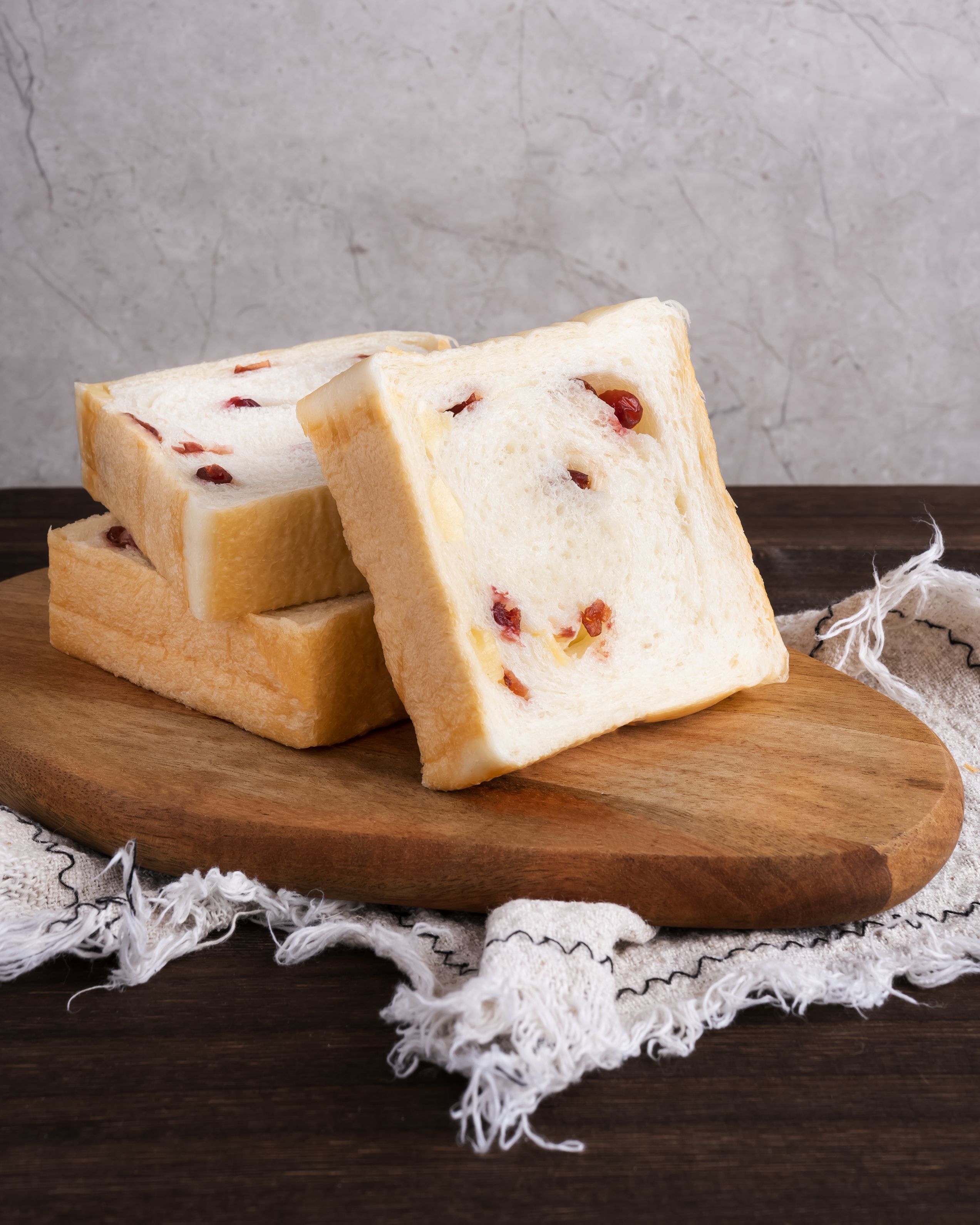 春節前年限量優惠9折~無油微糖減醣蔓越莓乳酪丁生吐司  （一片約200卡） 一條 （奶素）