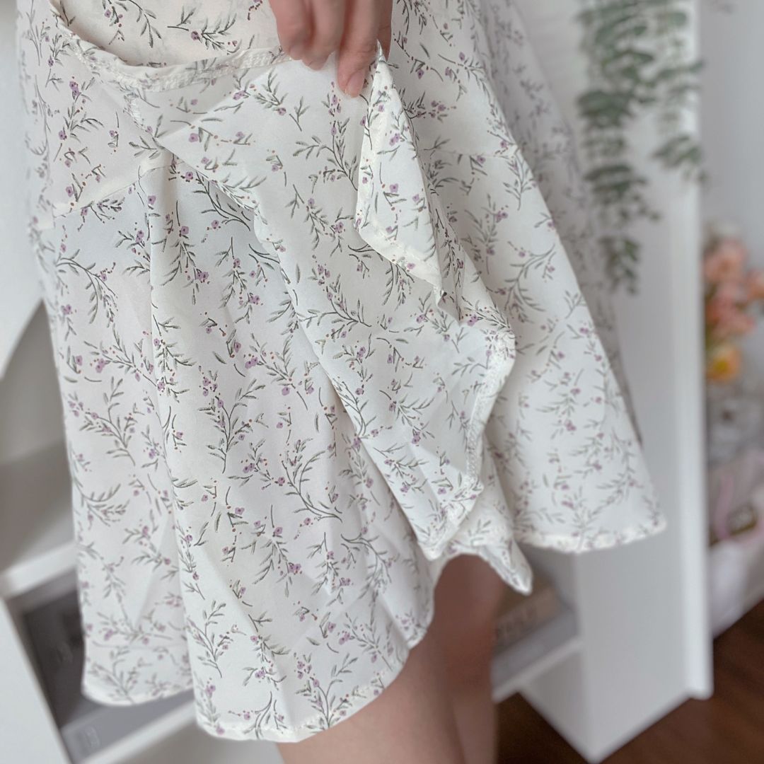 一片式V領交叉綁帶碎花短袖洋裝，波浪裙款