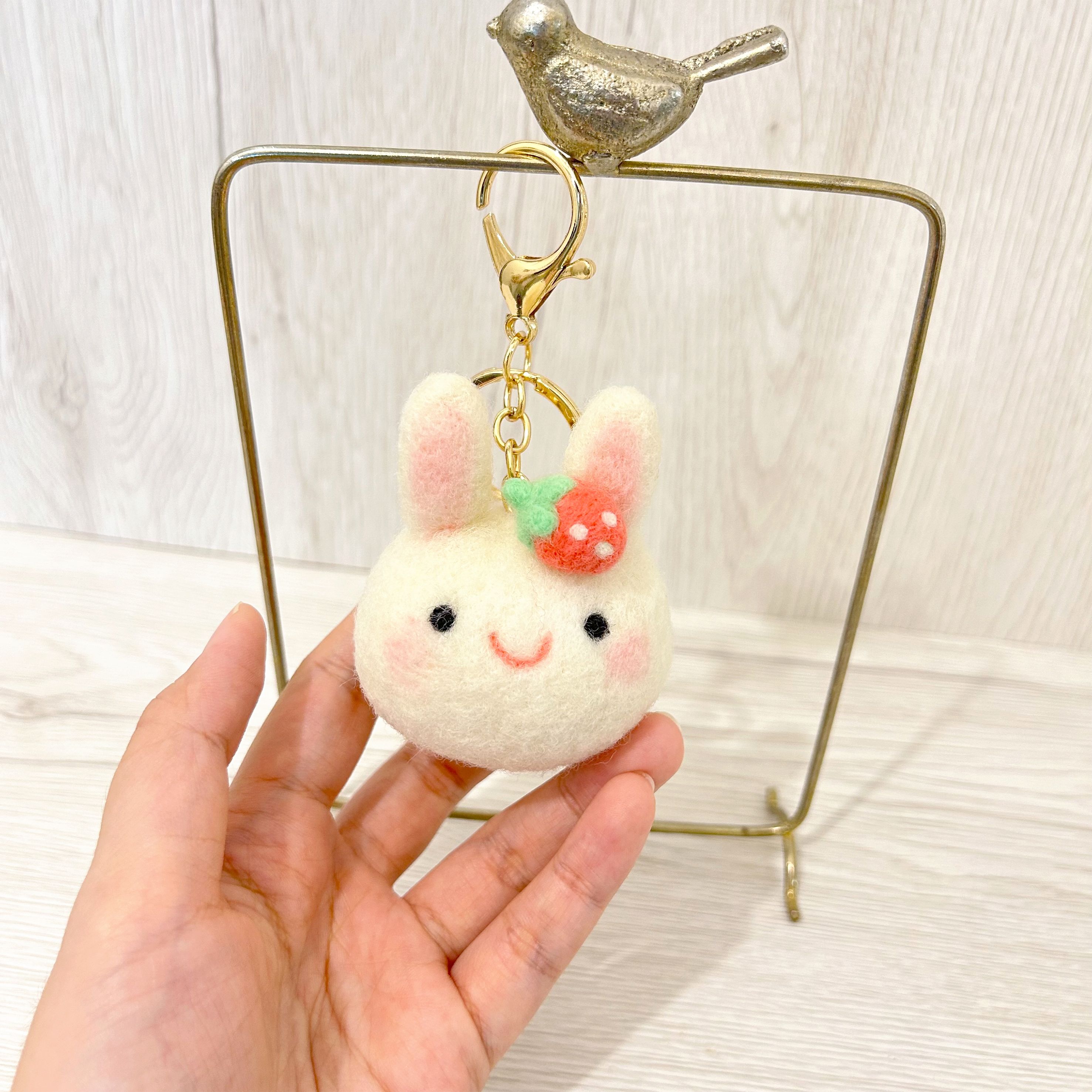 草莓小兔子 羊毛氈鑰匙圈  胸針別針 療癒送禮 兔兔 小白兔