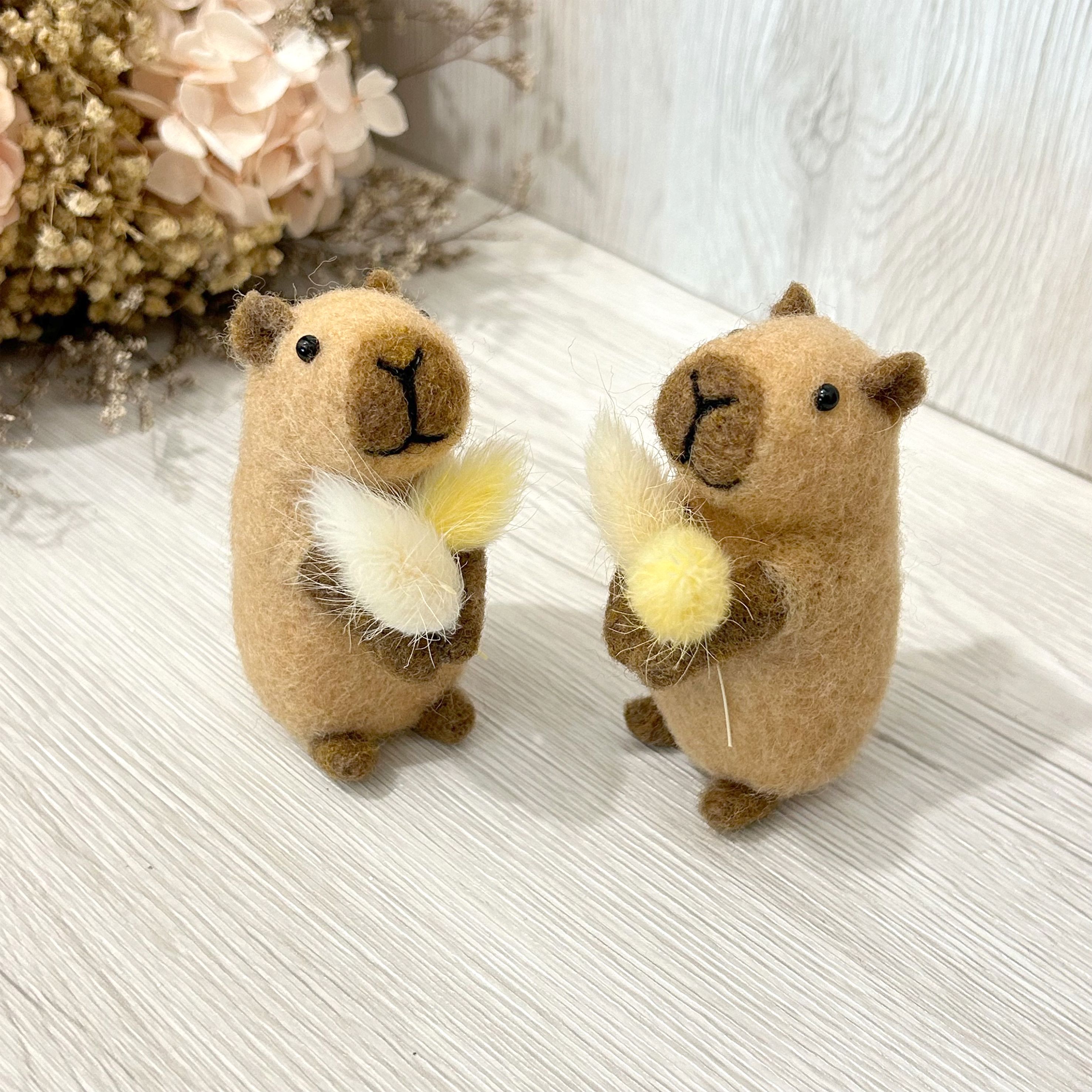 拿花小水豚 羊毛氈娃娃  療癒 送禮  乾燥花