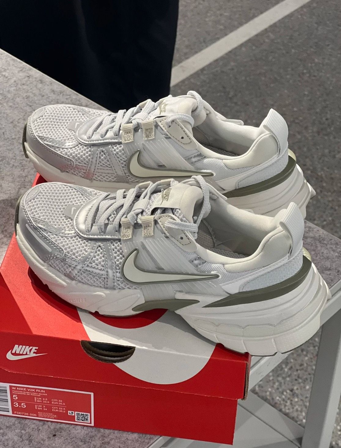 ＜預購＞NIKE V2K 灰綠色 FD0736-006