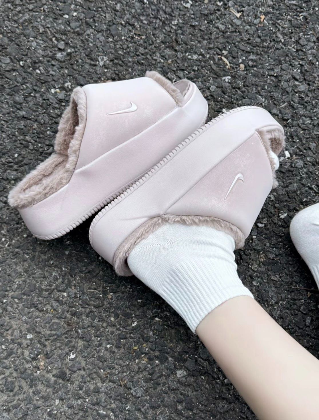 ＜預購＞NIKE 厚底毛絨拖鞋