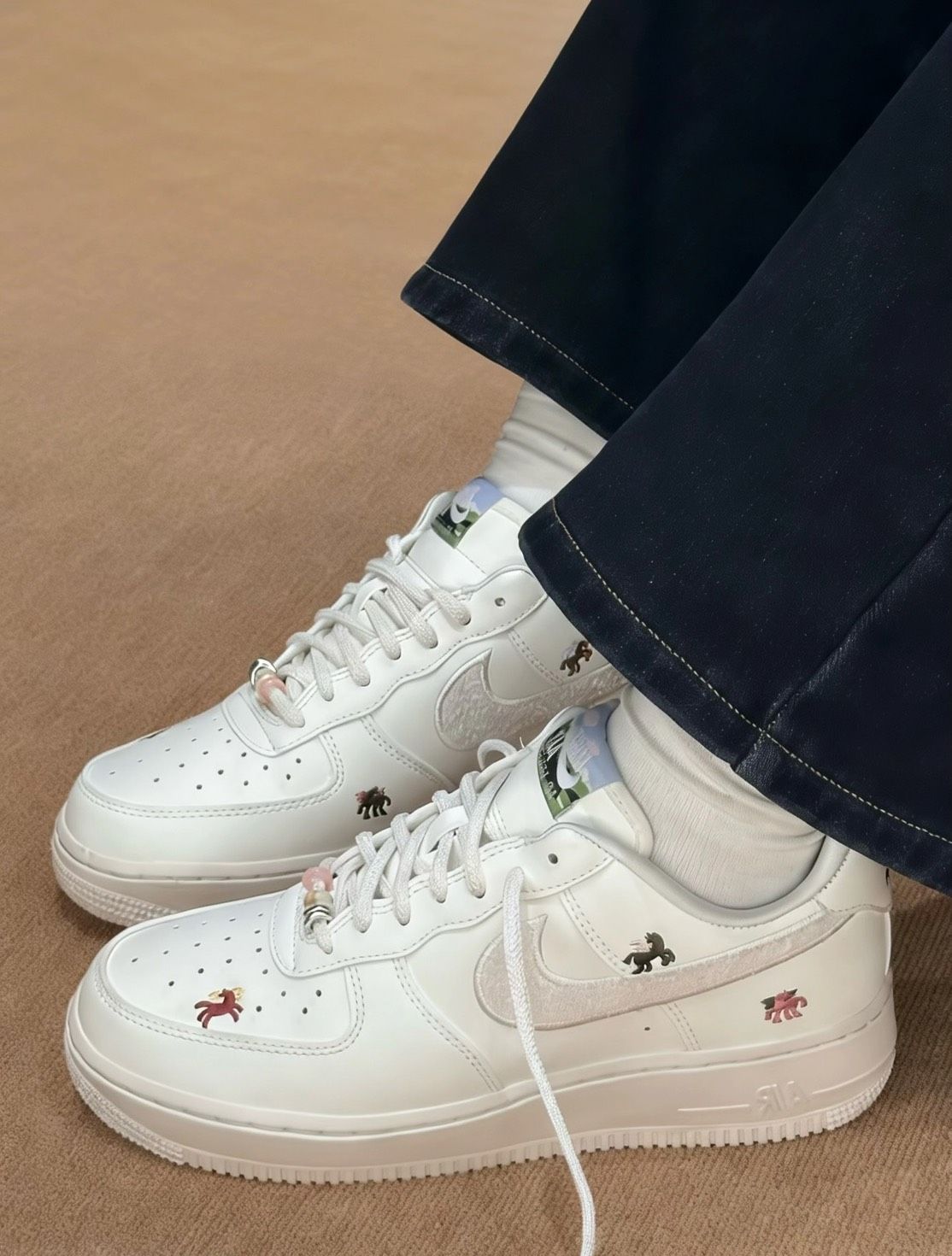 ＜預購＞NIKE AIR FORCE 1 馬年限定 刺繡 脫韁系列 IQ1143-100