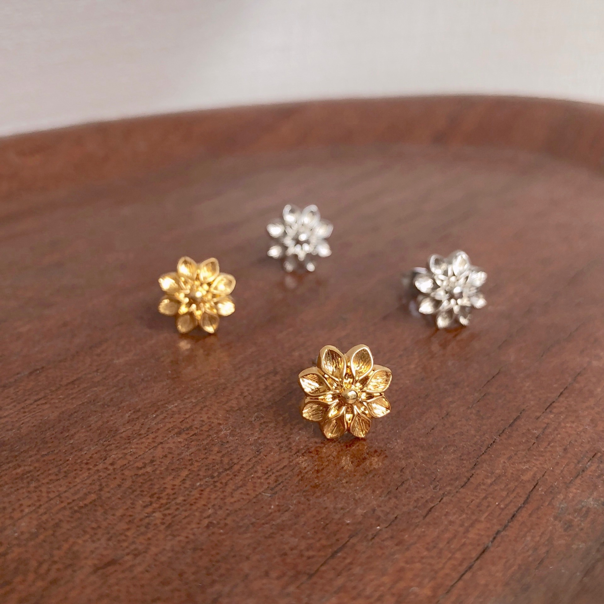 小綻。古董鈕釦耳環