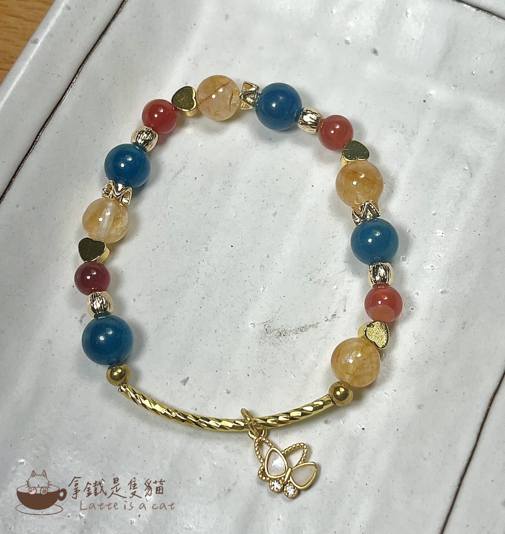 【拿鐵是隻貓 Latte is a cat】白雪公主｜天然水晶｜設計款手鍊｜手串｜藍磷輝｜紅瑪瑙｜黃膠花｜彎管｜吊墜