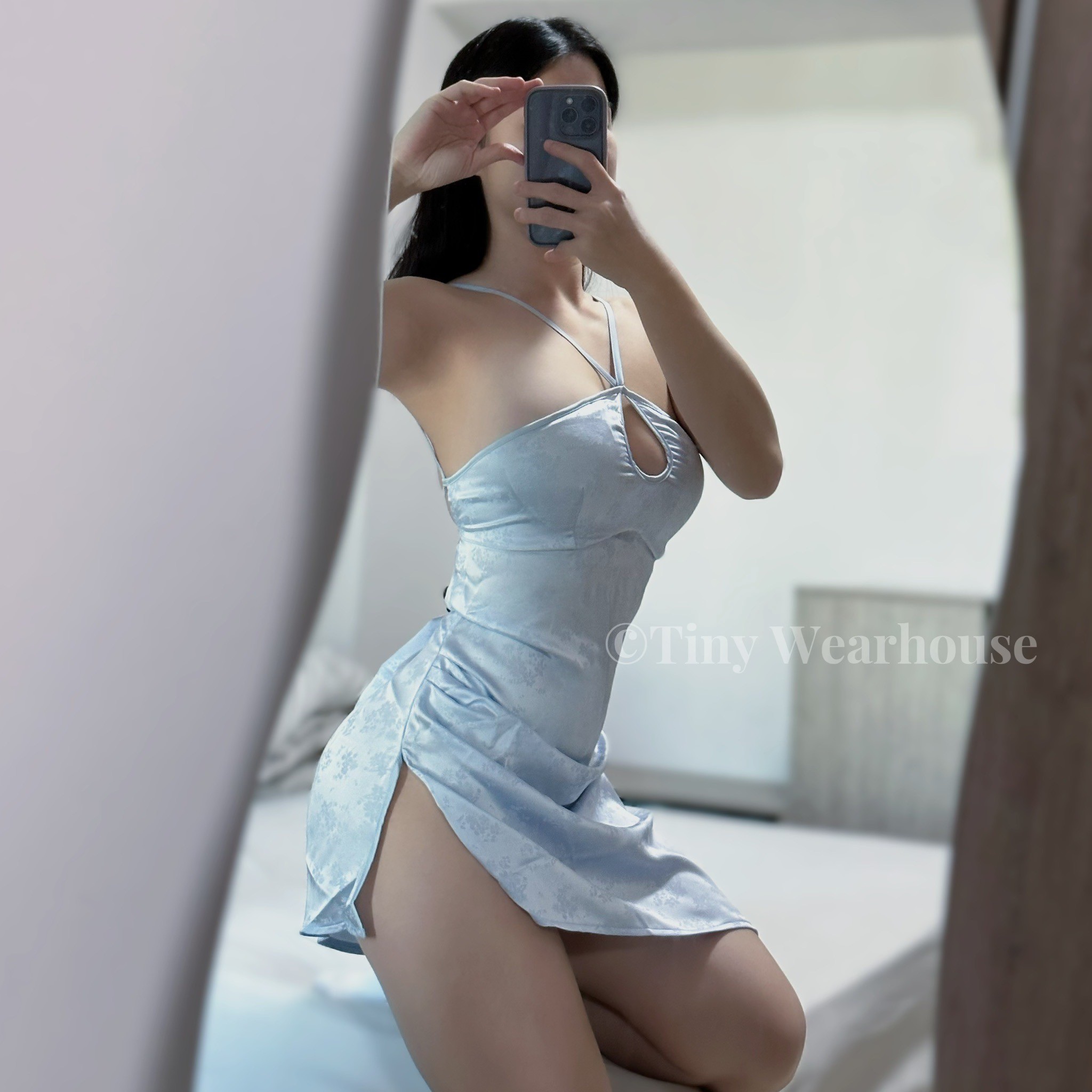 帶胸墊掛脖緞面美背睡衣（藍）