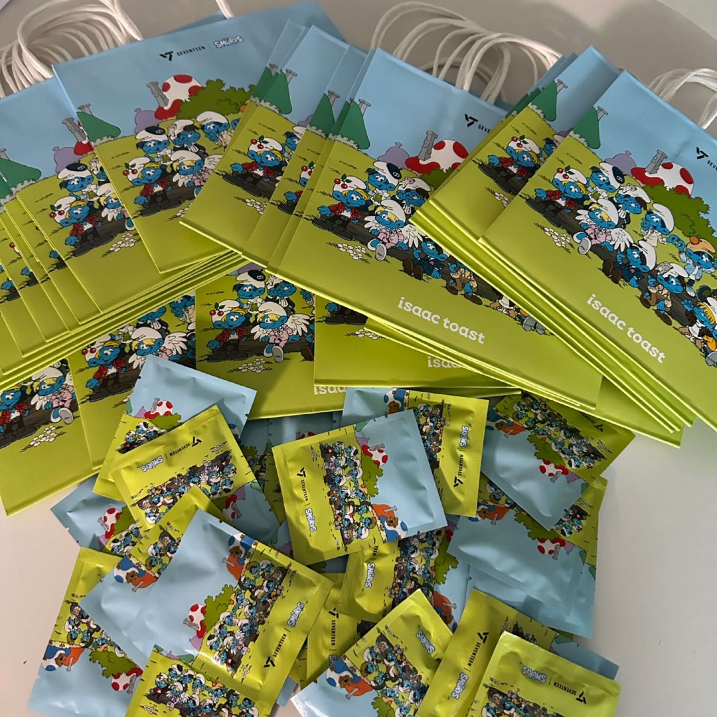 韓國代購🇰🇷韓國isaac 吐司跟seventeen 藍色小精靈聯名 金色吊飾 預購