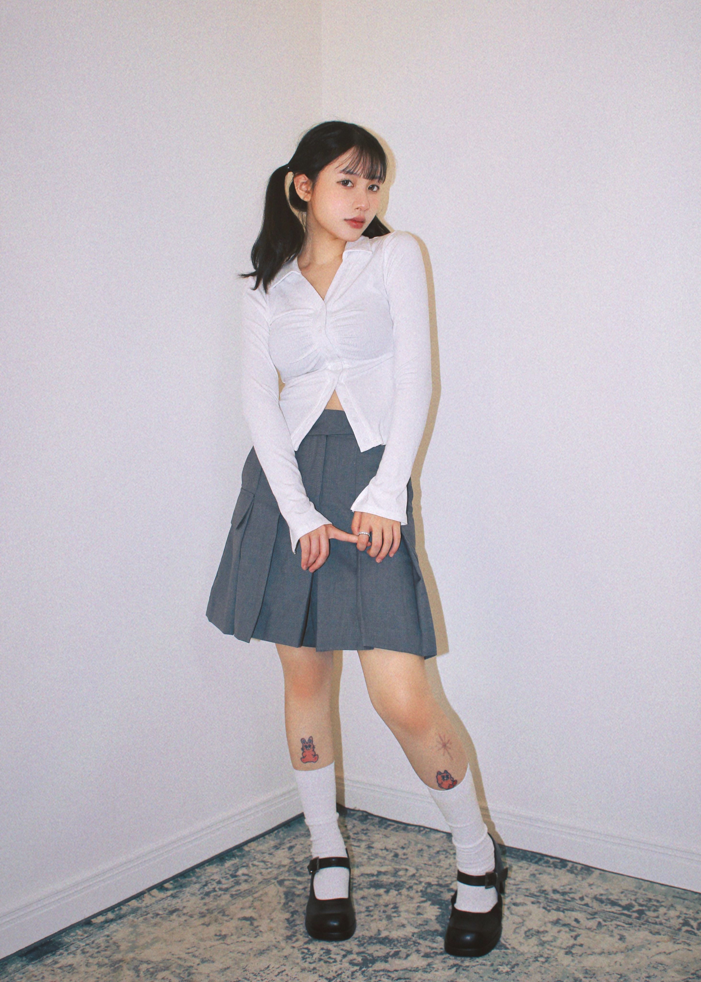 白色針織抽皺開衩長袖