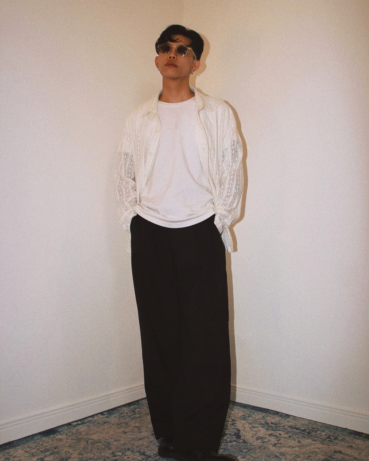 米白色簍空雕花長袖襯衫