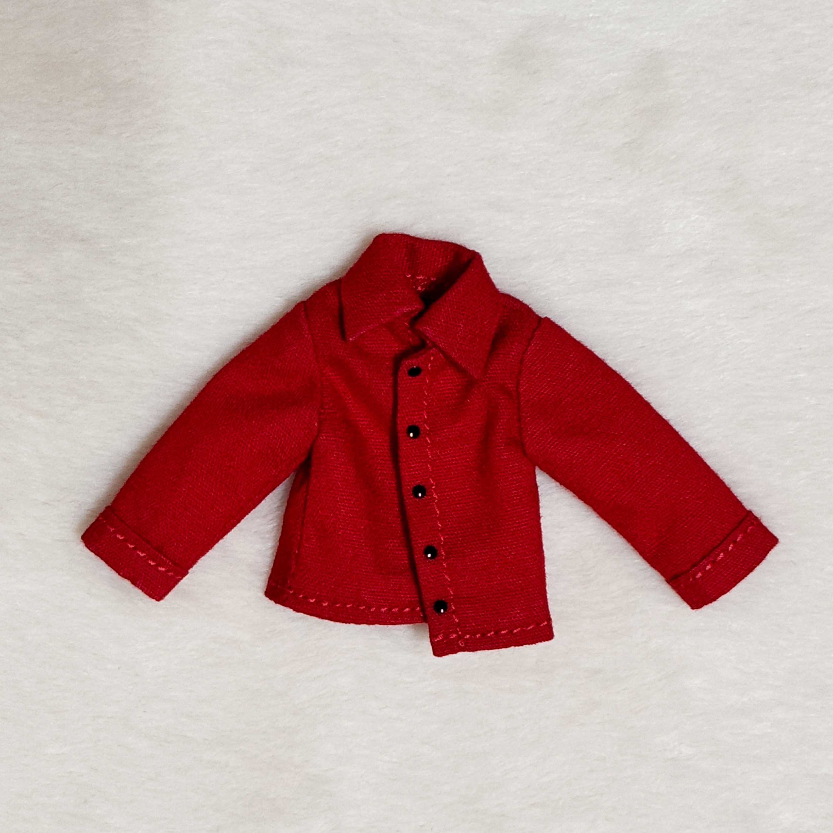 紅色襯衫，有扣子