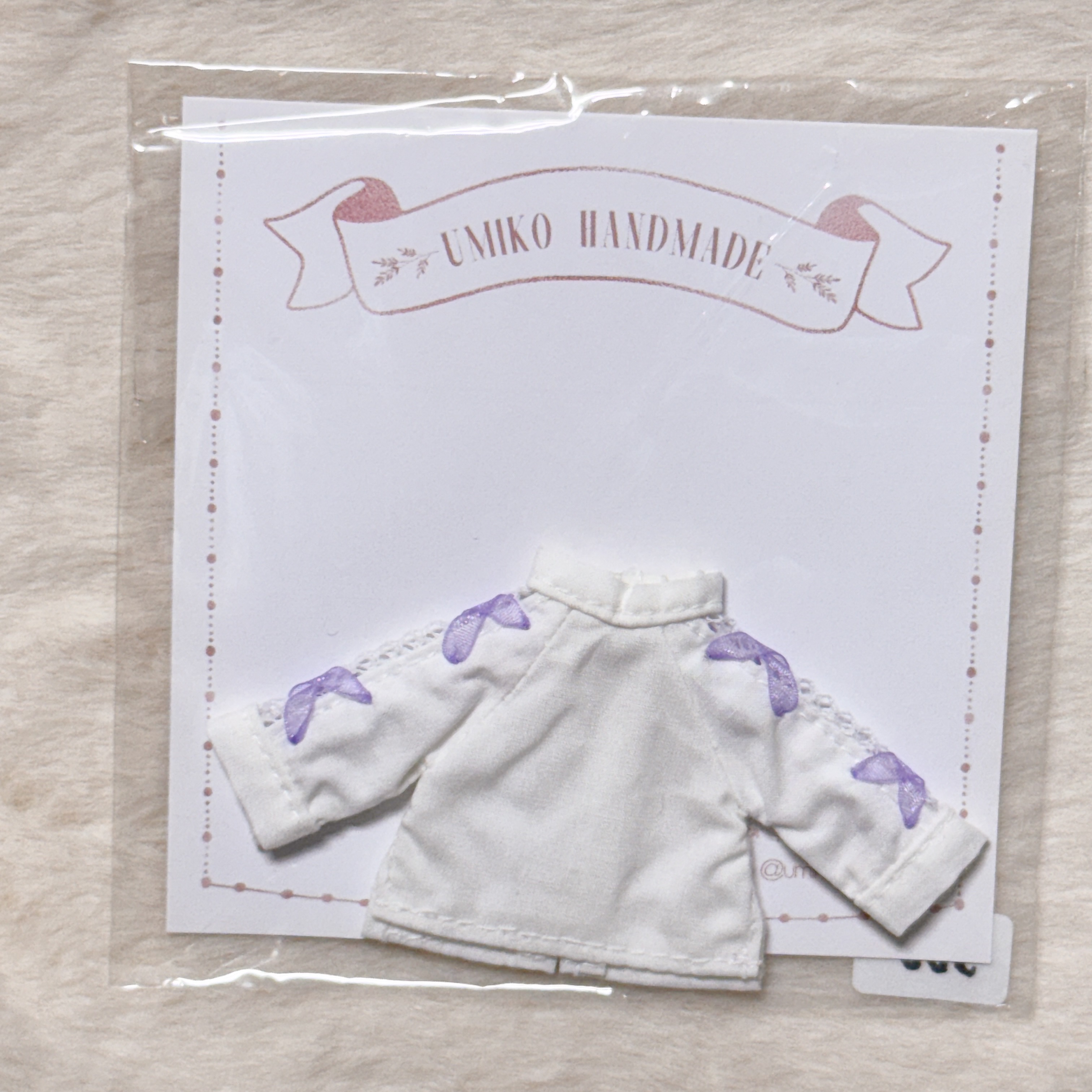 嗚咪子 白上衣紫緞帶