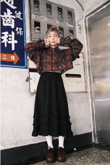 豬肉小姐 復古 山本耀司感 時裝木耳邊小花滿版裙 黑裙 長裙 日系 層次穿搭  造型裙