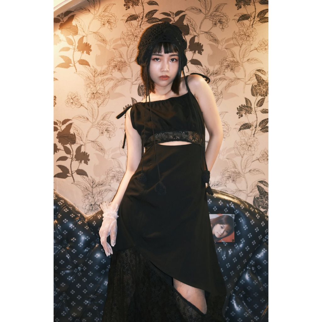 豬肉小姐 復古 赫本風 黑色簍空蕾絲綁帶洋裝 異材質拼接 綁帶式背心洋裝 氣質性感修身連身裙