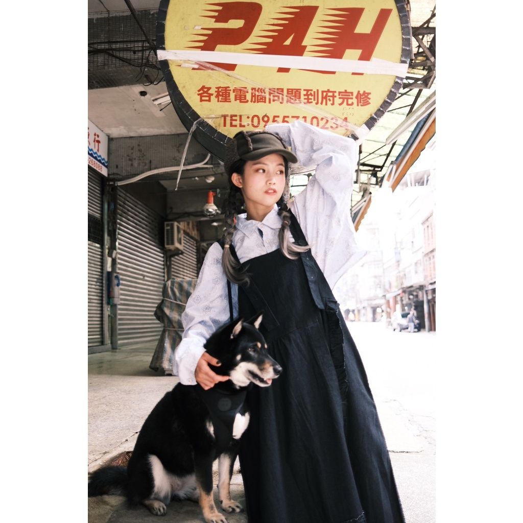 豬肉小姐 復古 日系 暗黑設計款  森林系 減齡 日系 寬鬆oversize 單寧荷葉設計吊帶裙 黑色牛仔吊帶裙