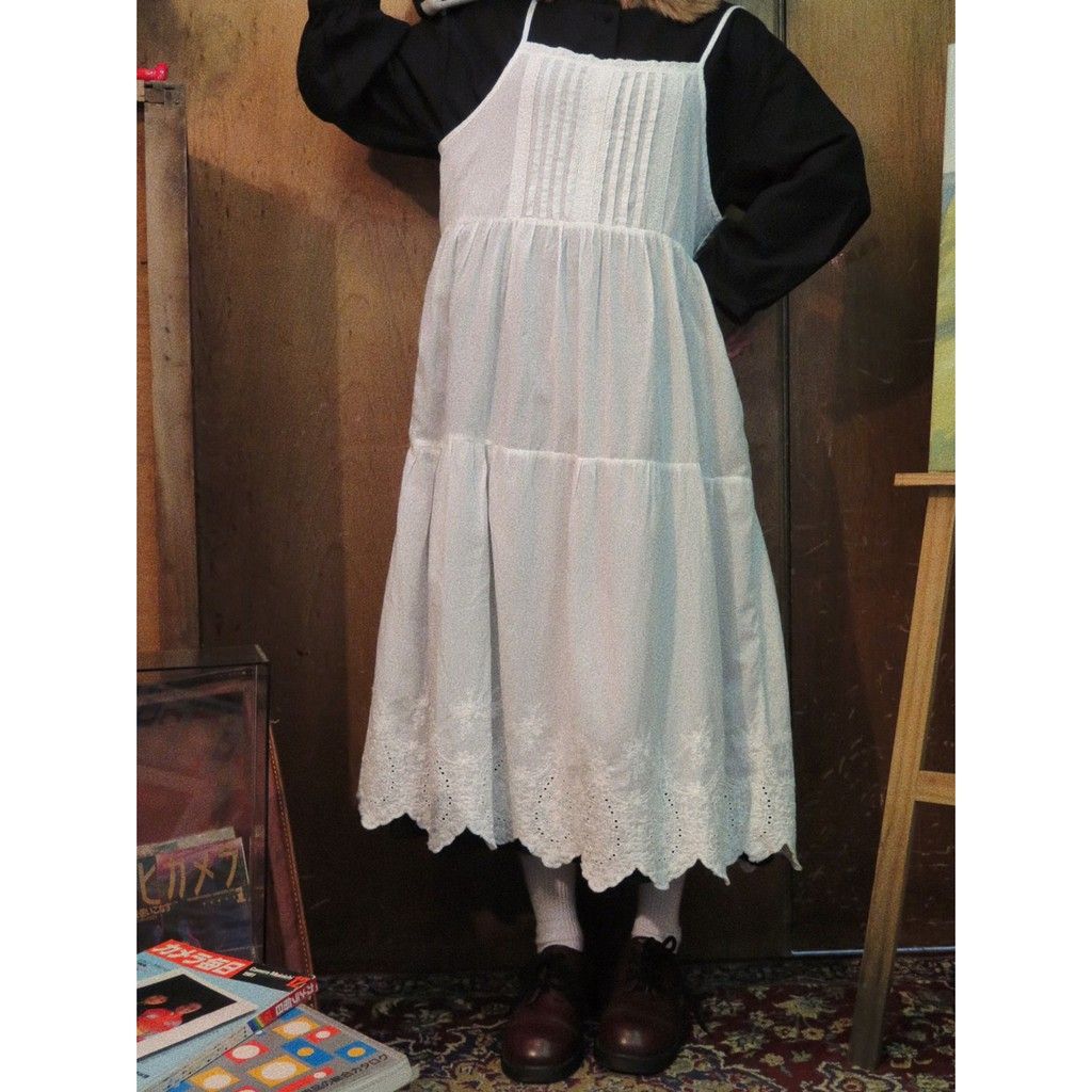 豬肉小姐 復古 日系 森林系 薄款 麻料刺繡  內搭打底洋裝 疊穿 黑 白色 吊帶長裙 連身刺繡花邊傘狀吊帶裙