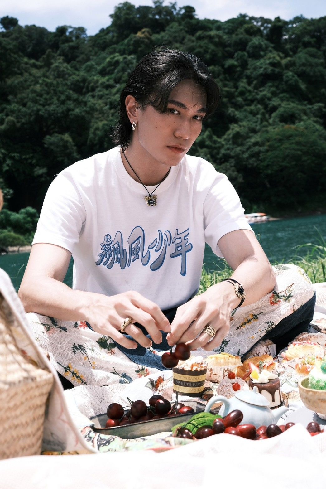 豬肉小姐 自製logoT-shirt  飆風少年  日系氣派感 手繪風格 動漫感 帥氣迷人 寬大T恤 卡奇色 白色