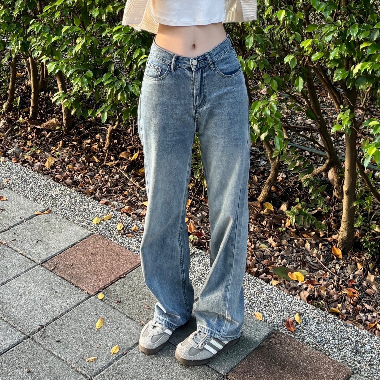 水洗做舊色寬鬆牛仔褲