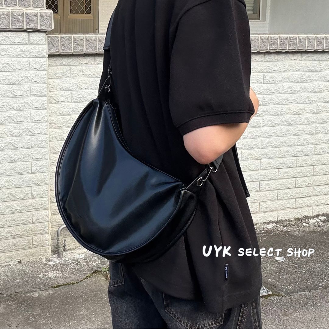 皮質半月型質感斜跨包