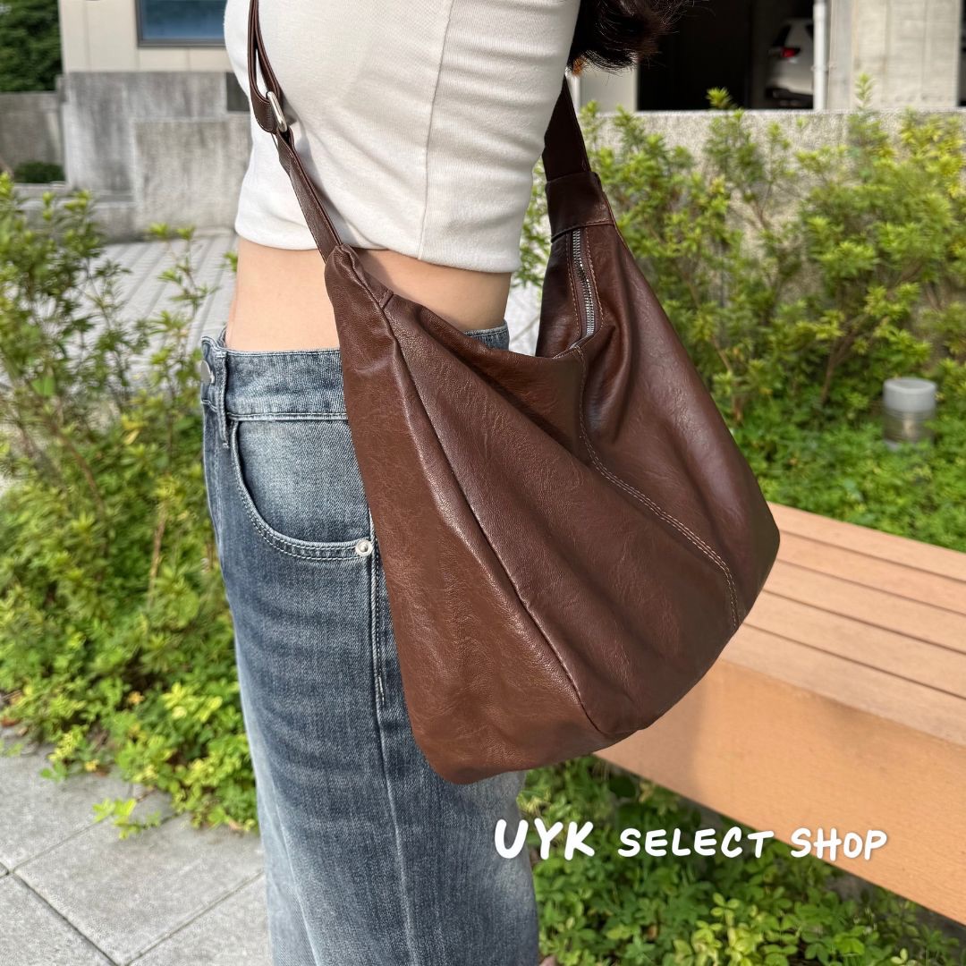 韓系質感斜肩背皮質郵差包 兩色