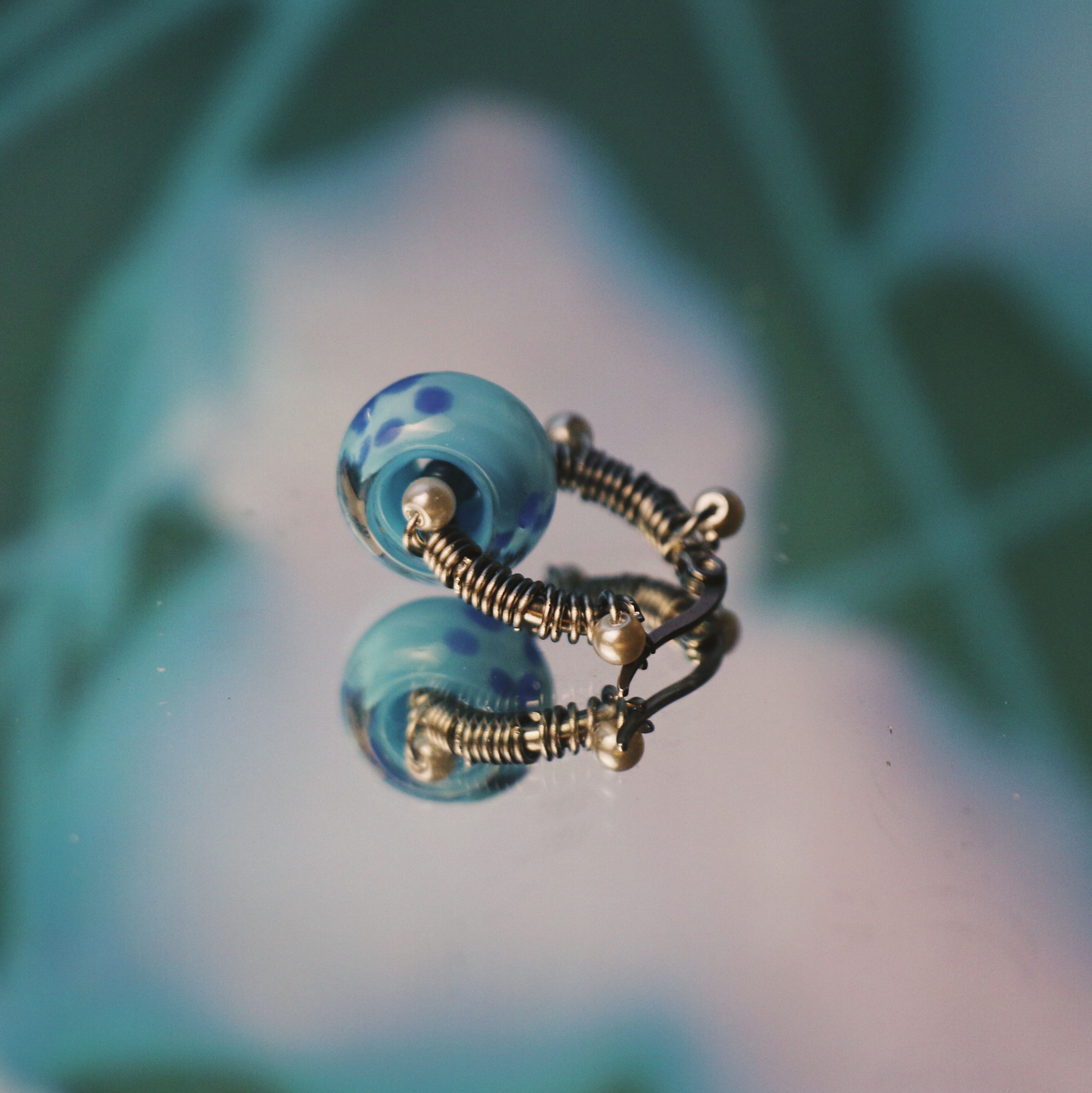 透藍底深藍點成花琉璃纏繞銀珠不鏽鋼圈圈耳環 大耳垂 手工 耳環 飾品 復古 耳針 （單個販售）