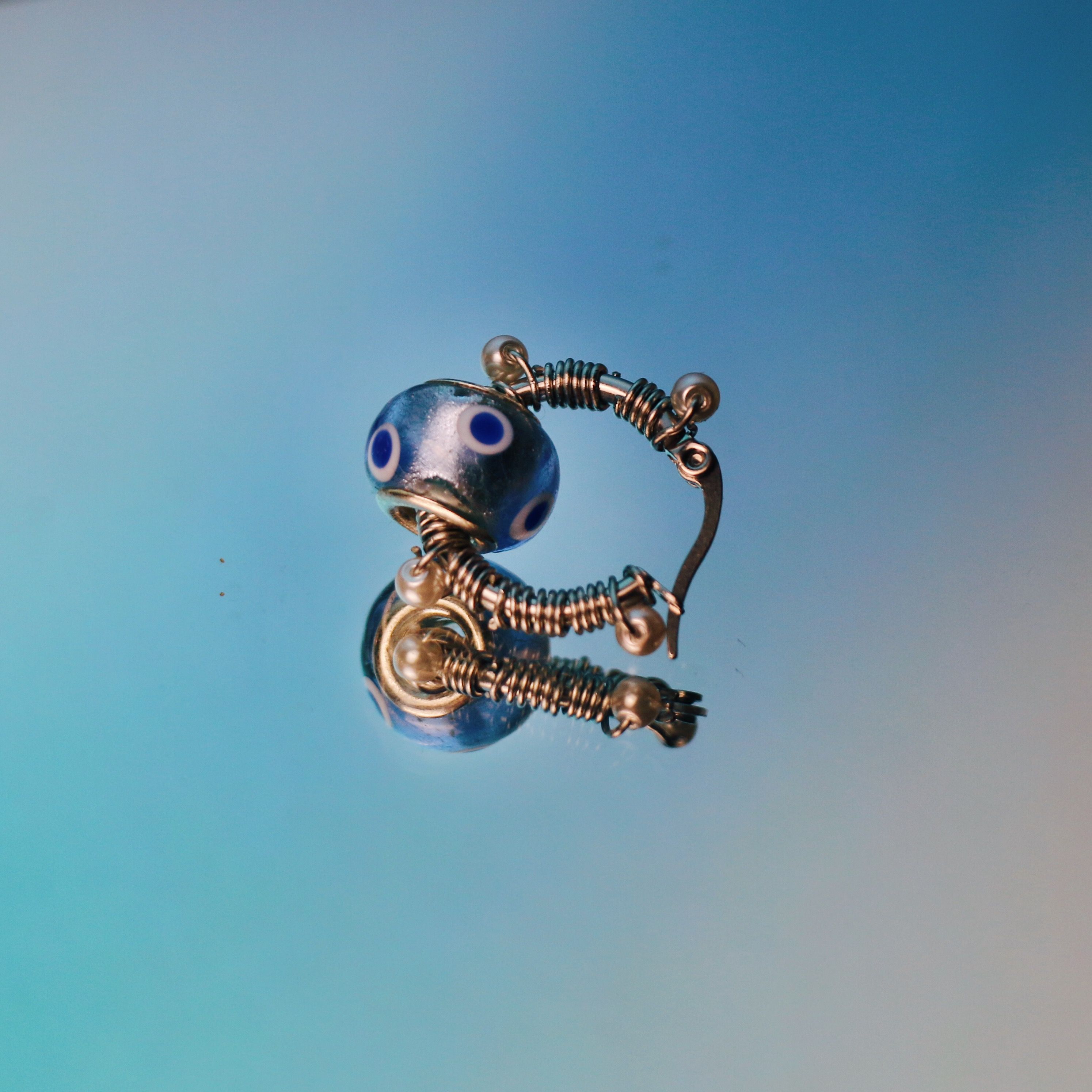 銀藍底白藍點點纏繞銀珠不鏽鋼圈圈耳環 大耳垂 手工 耳環 飾品 復古 耳針 （單個販售）