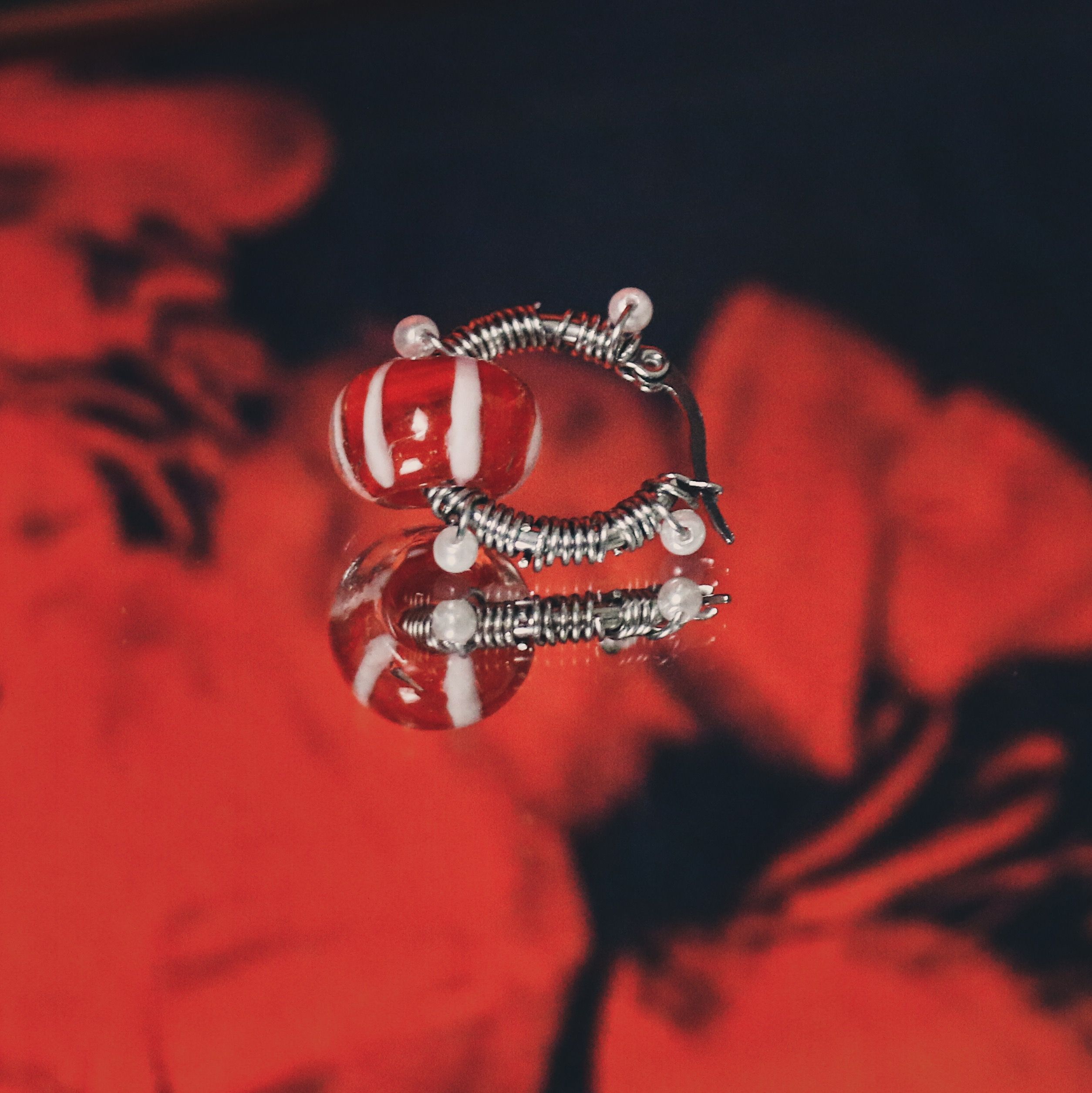 透感紅琉璃白線纏繞白珠不鏽鋼圈圈耳環 大耳垂 手工 耳環 飾品 復古 耳針 （單個販售）