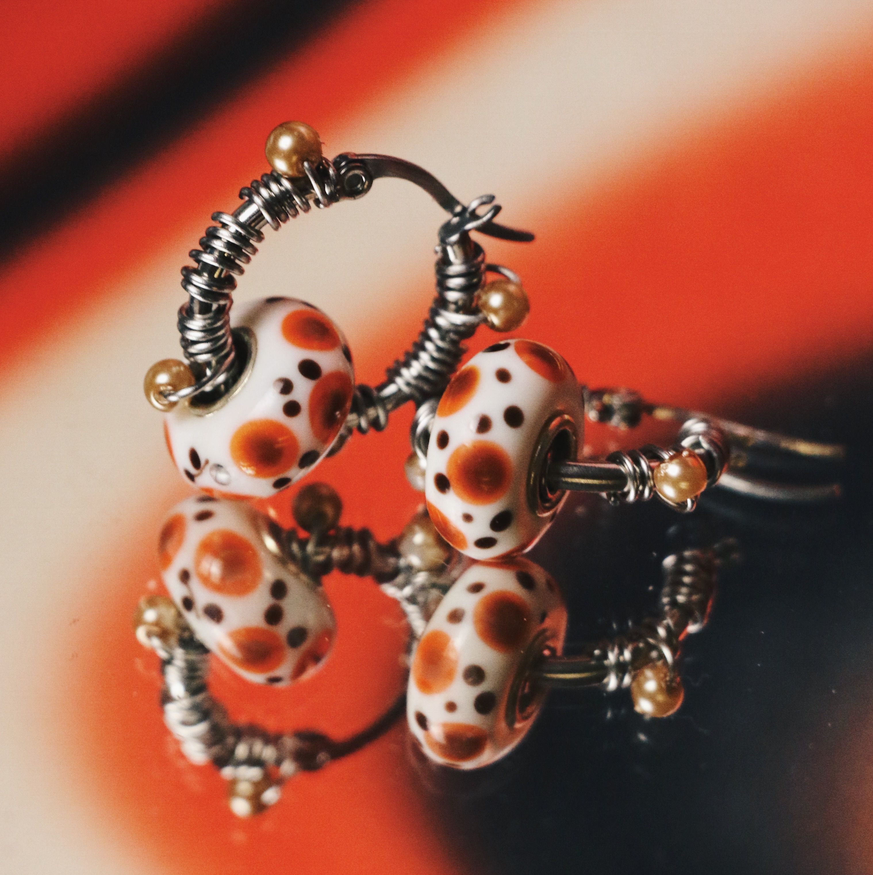 白底橘點琉璃纏繞白珠 不鏽鋼圈圈耳環 大耳垂 手工 耳環 飾品 復古 耳針 （單個販售）