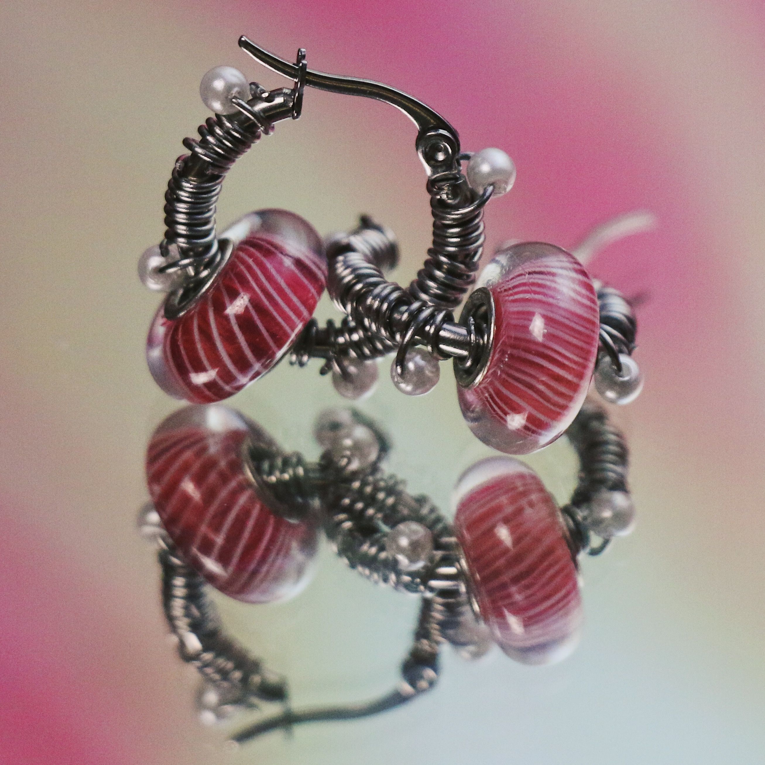 粉紅旋轉線條琉璃纏繞白珠 不鏽鋼圈圈耳環 大耳垂 手工 耳環 飾品 復古 耳針 （單個販售）