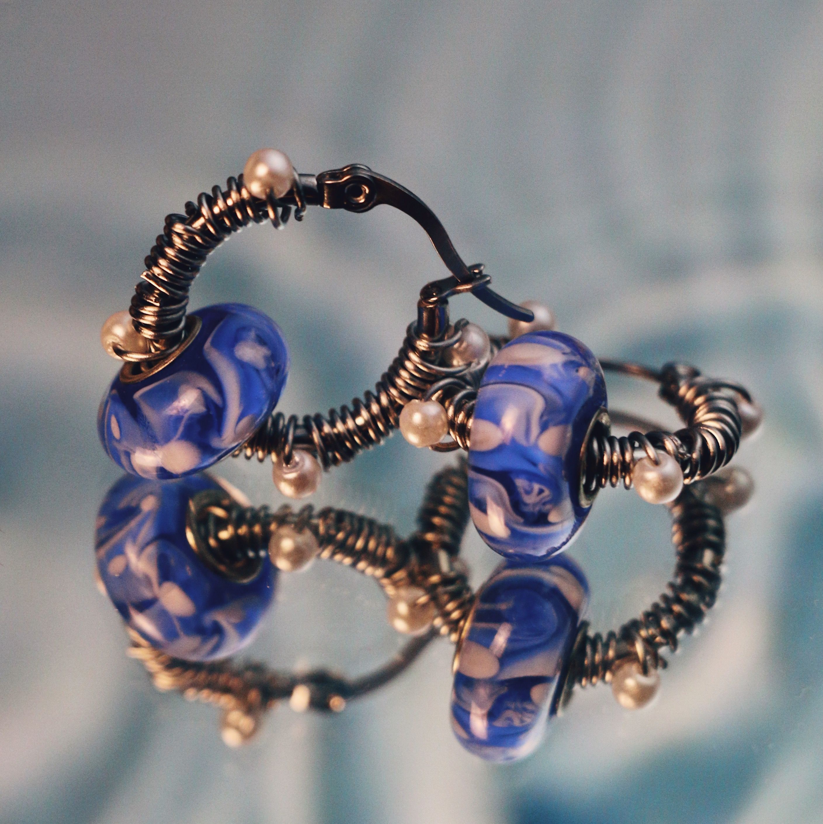 深藍白雲琉璃纏繞白珠 不鏽鋼圈圈耳環 大耳垂 手工 耳環 飾品 復古 耳針 （單個販售）