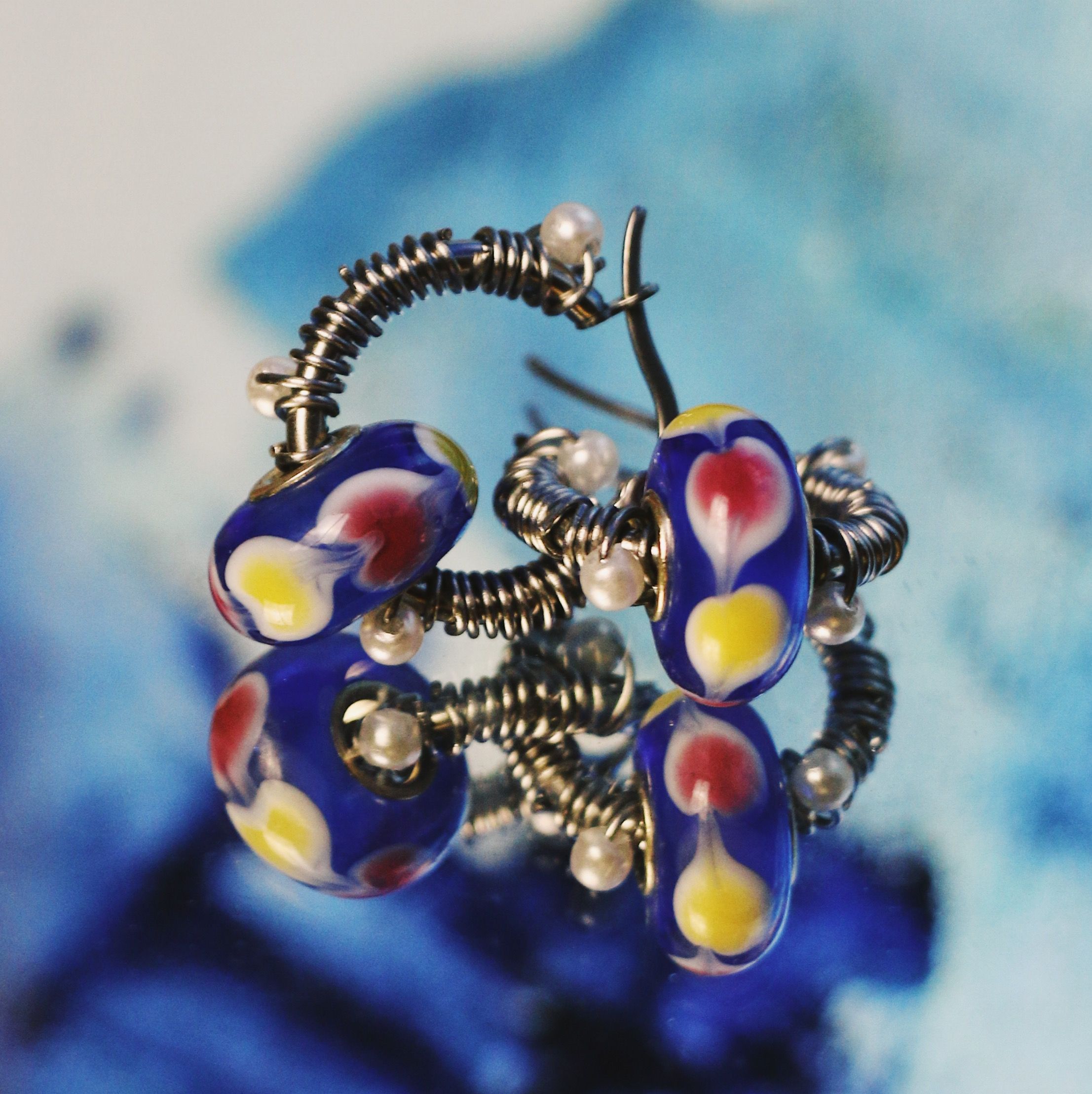 深藍黃粉循環愛心琉璃纏繞白珠 不鏽鋼圈圈耳環 大耳垂 手工 耳環 飾品 復古 耳針 （單個販售）